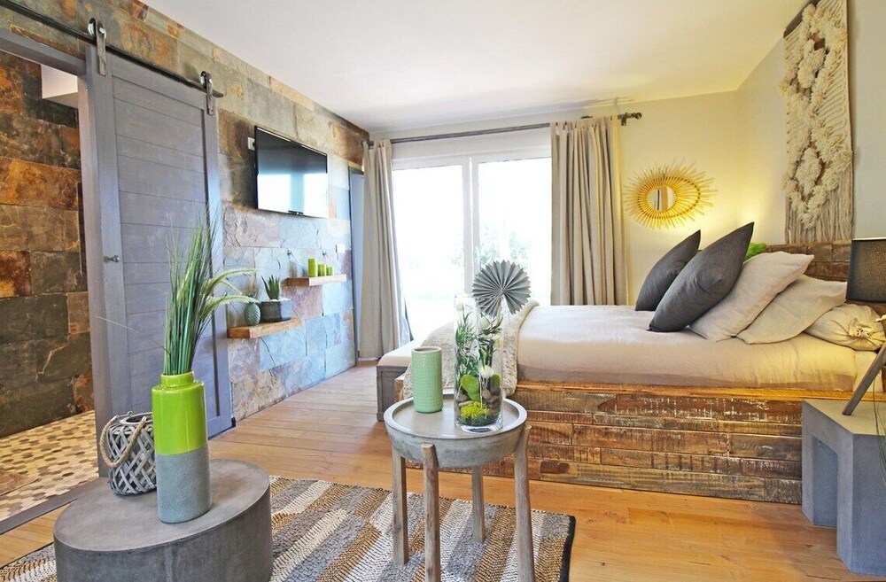 A DREAM VACATION IN AN IDEAL PLACE IN THE HEART OF THE ALPILLES