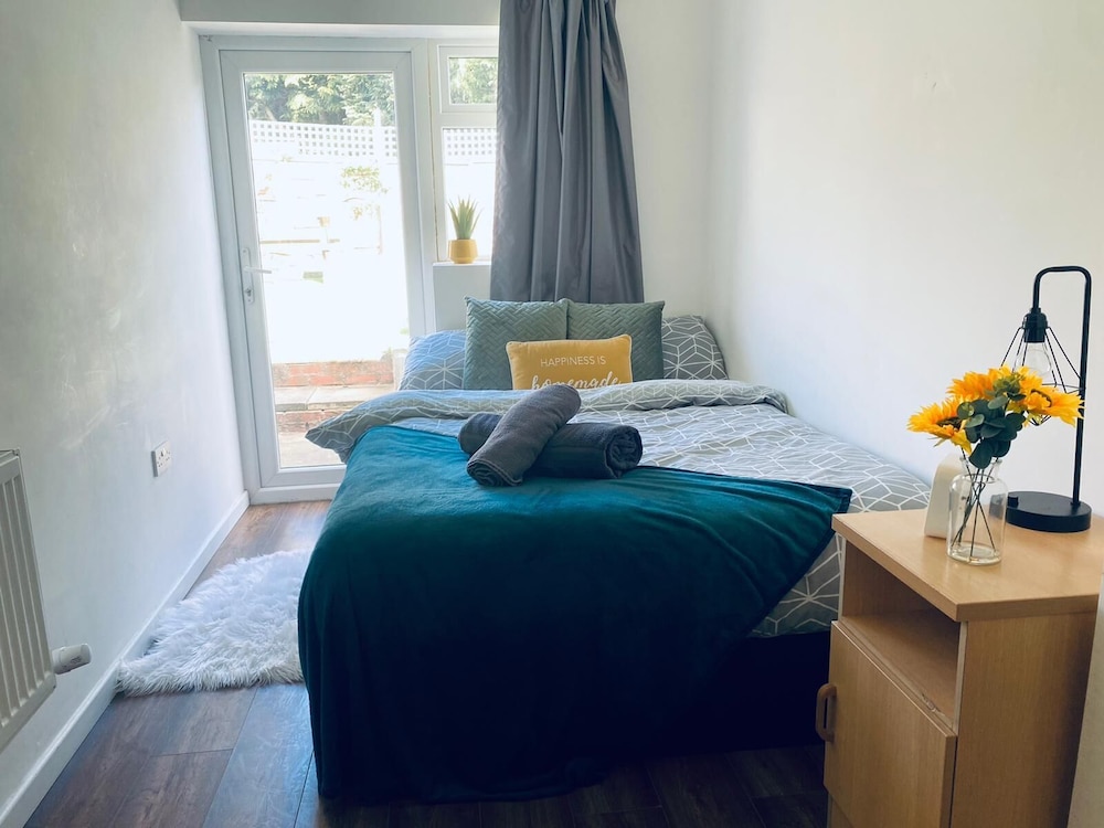 5-bed/5-ensuite/coventry/walsgrave/m6/m69