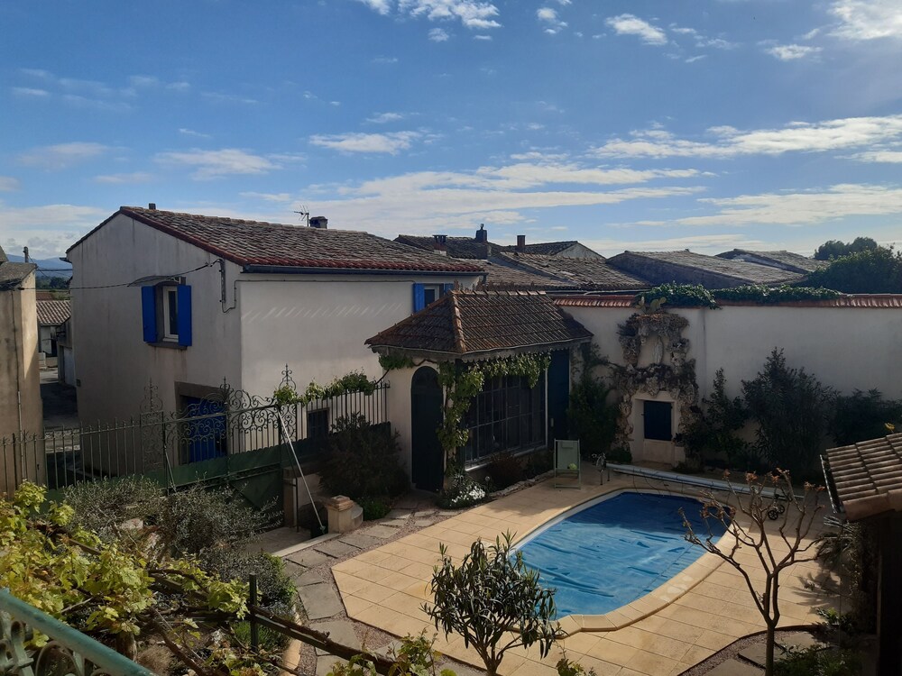 Guest room with private bathroom overlooking the garden in the heart of the village