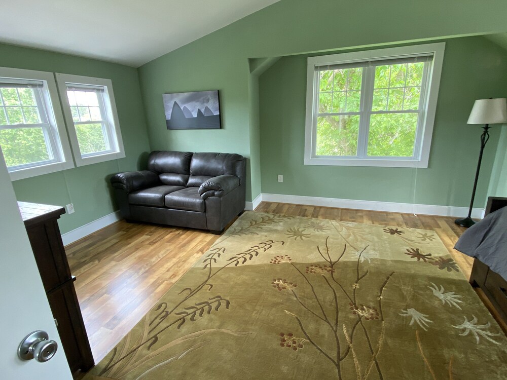 Grafton Getaway - Farmhouse on 23 secluded acres 