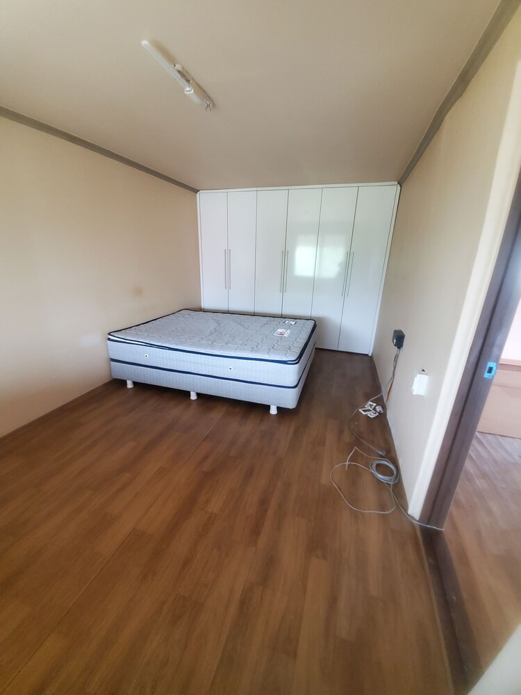 Private house , spacious front yard, bbq grill