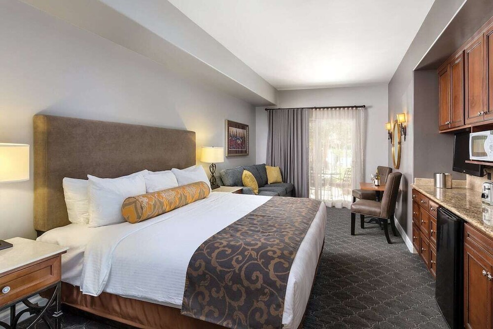 Vino Bello Resort Studio sleeps 4/kitchenette/free shuttle to Bottle Rock