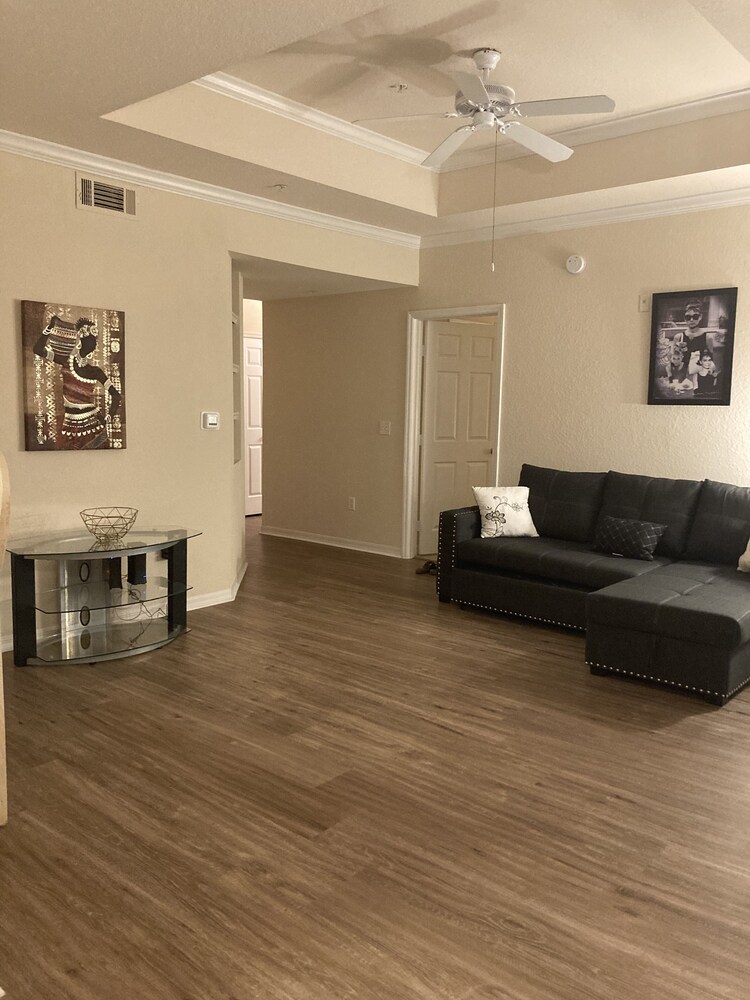 Luxurious 2bedroom Apt w/Pool,Gym & Balcony by Millenia Mall