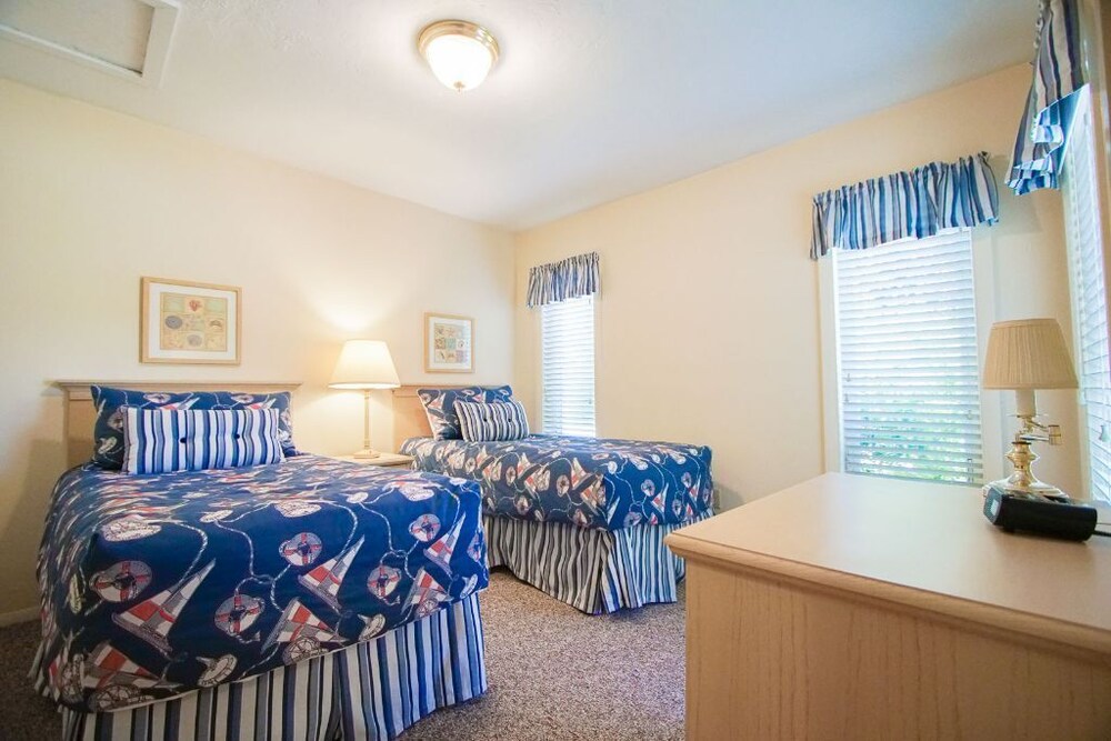 Beautiful resort, 2 pools, hot tub, indoor racquet ball court, tennis, weight rm