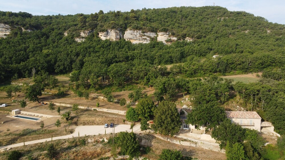 Large Provencal Bastide in the heart of the Luberon, panoramic view.