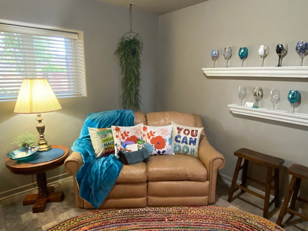 1 BR Garden Level Warm Safe Park Front Drive