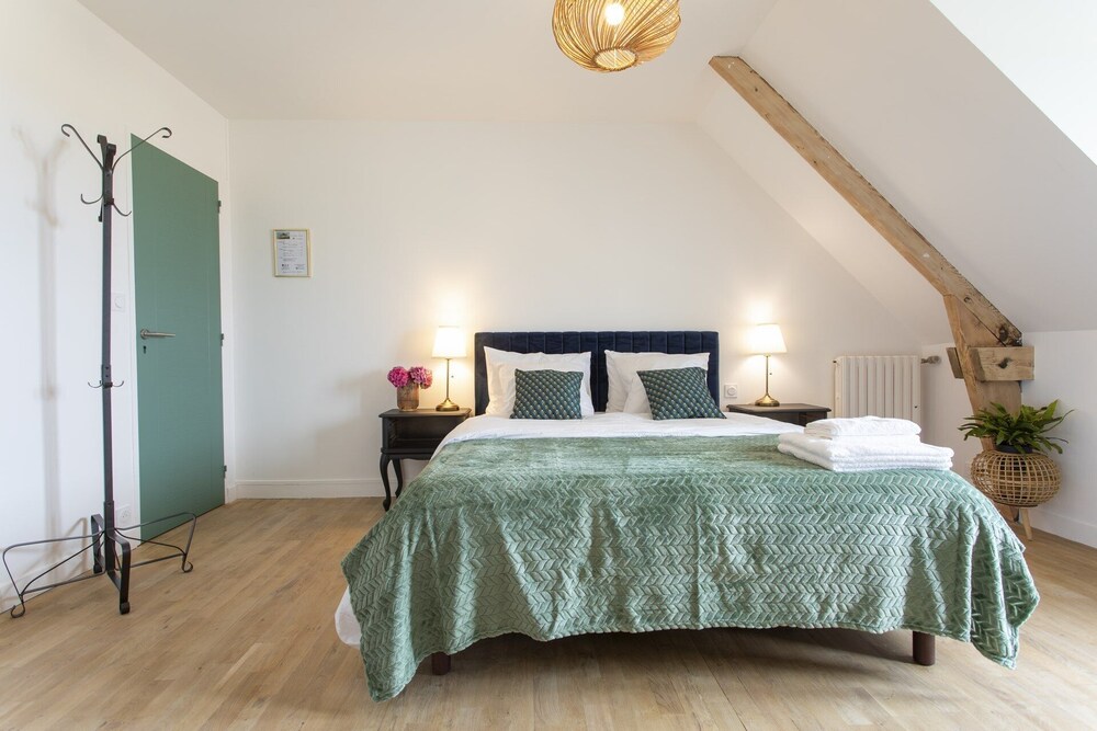 LA BELLEVUE BREVILLE, CHAUSEY with SEA VIEW