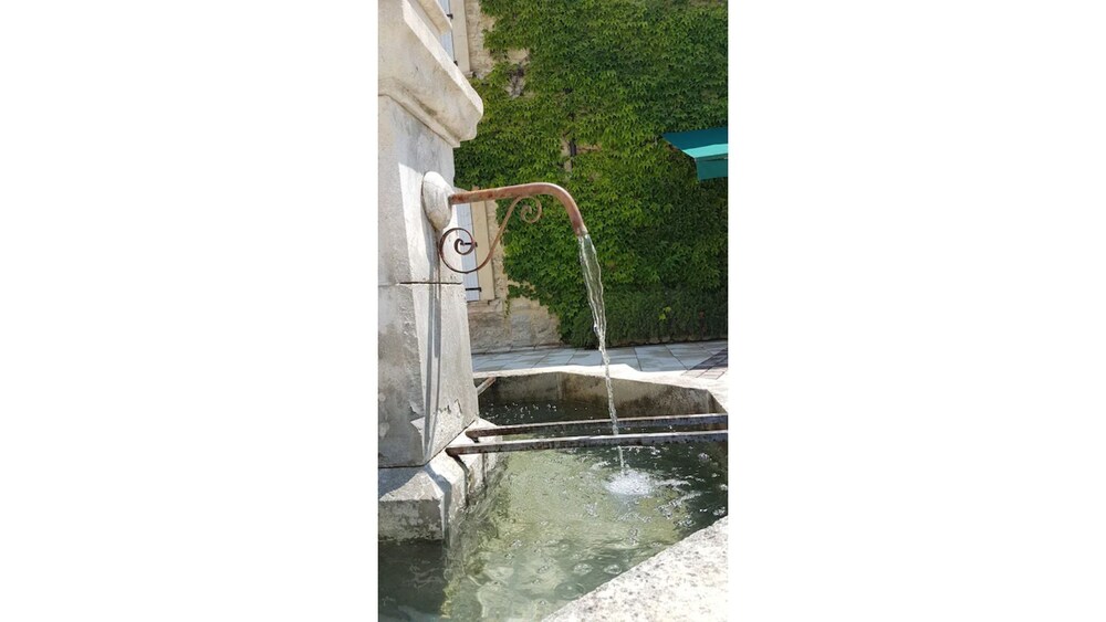 Bastide near Avignon heated swimming pool Jacuzzi for 8 to 14 people