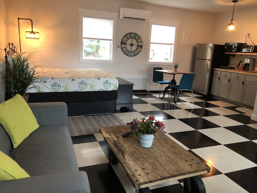 Solomons Island with views of harbor!