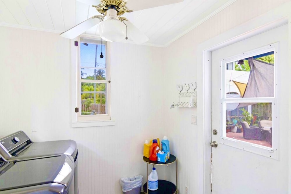 Room A, Water accessible cottage right in the action of West Palm Beach