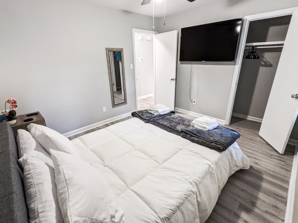 Royal Spring  - Quiet, Modern, Chic