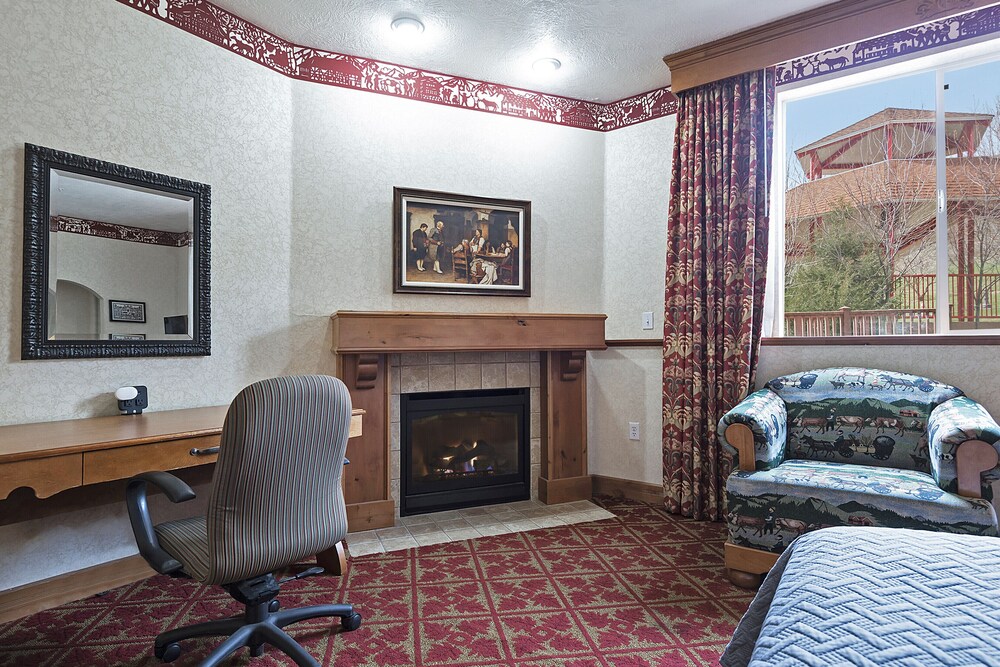119 • ZERMATT RESORT & SPA KING HOTEL SUITE W/ FIREPLACE--20 MINS TO PARK CITY!