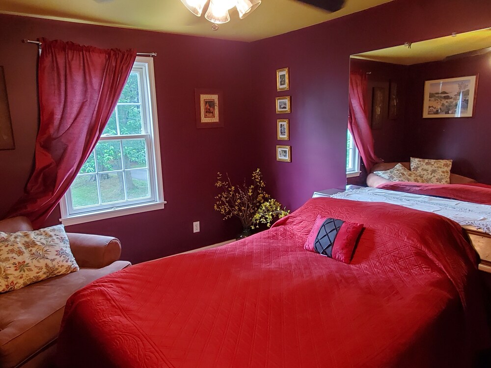 2 Bedroom close to major routes and attractions.