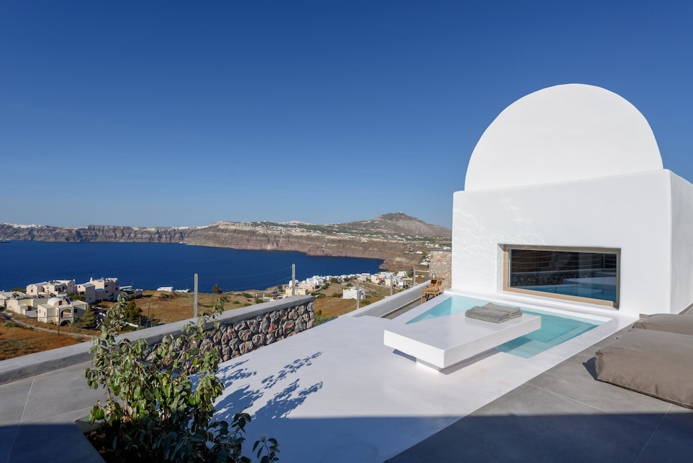 Earino Suites & Villas