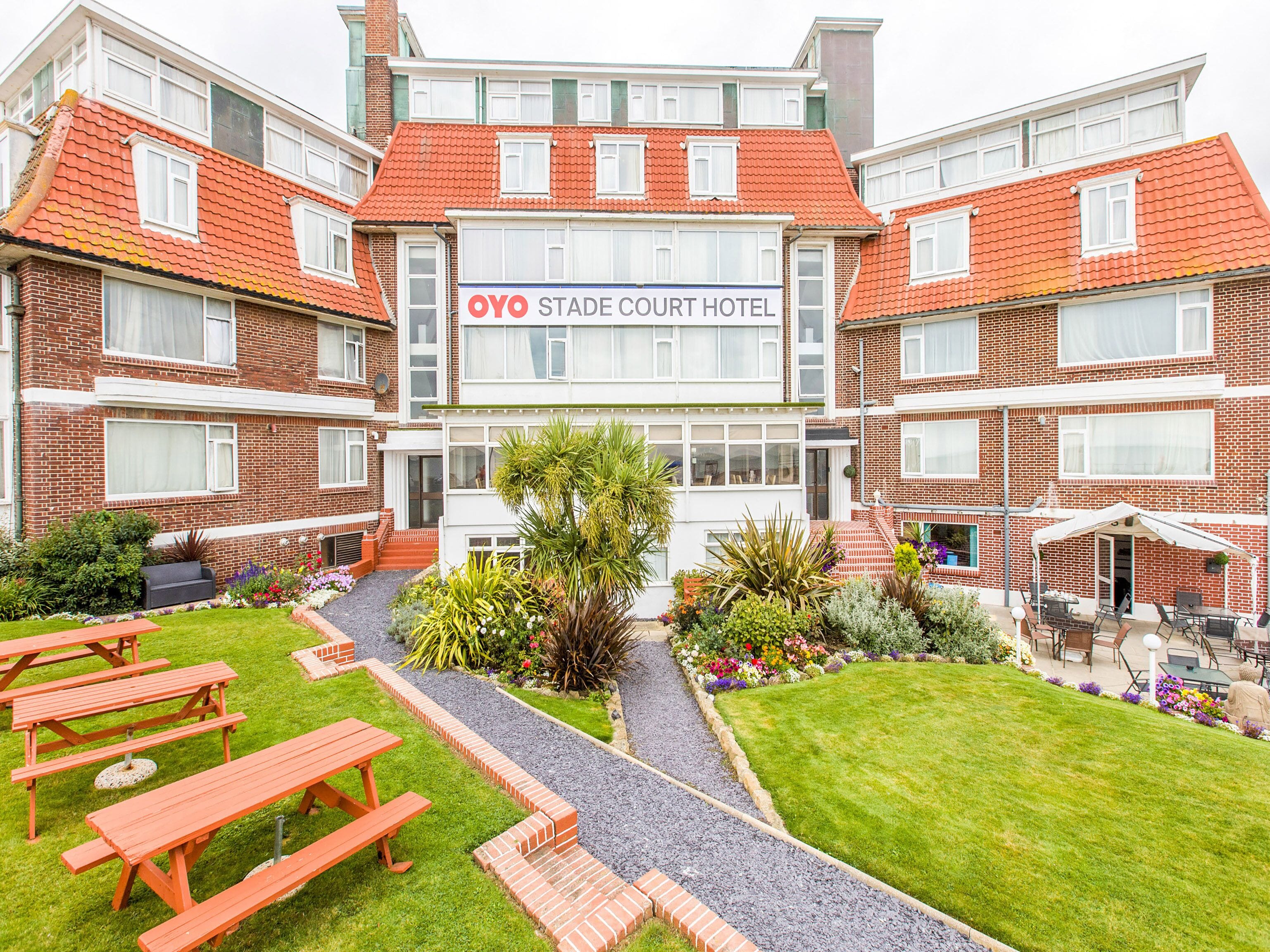 OYO Stade Court Hotel