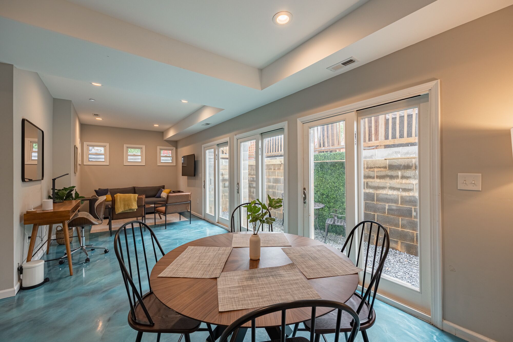 MODERN ☆ Lux ★ 1 BR 2 Bed Condo ☆ Prime Location
