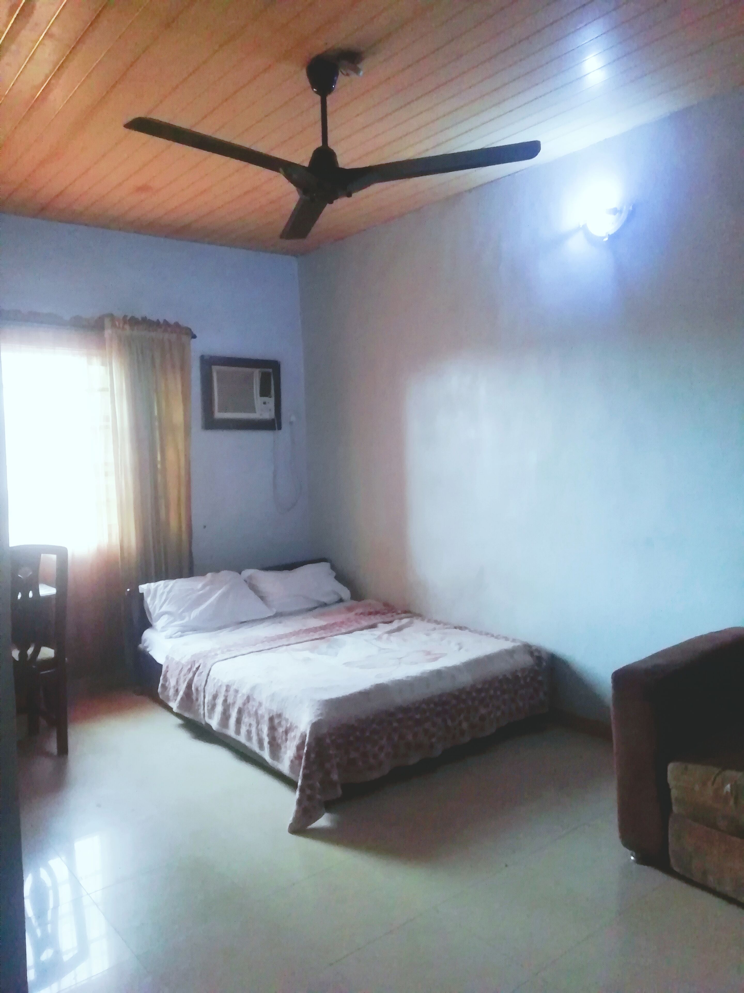 Spacious room close to Lagos Airport ikeja w/Air conditioner 