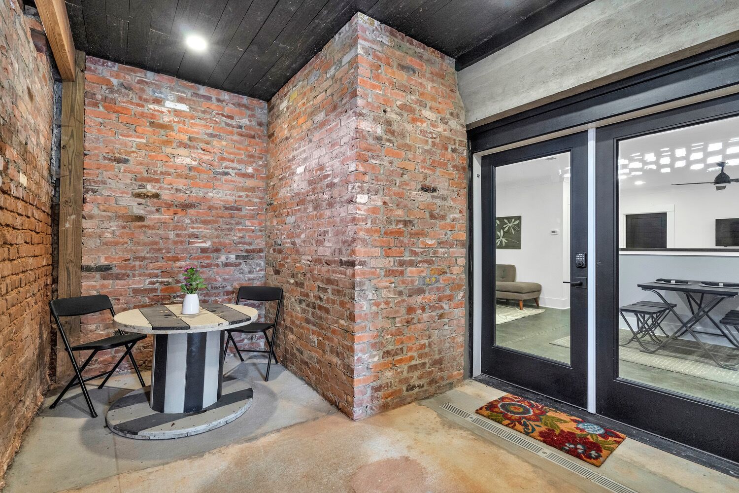Beautiful Downtown Condo Walkable To Everything and Dog-Friendly! 