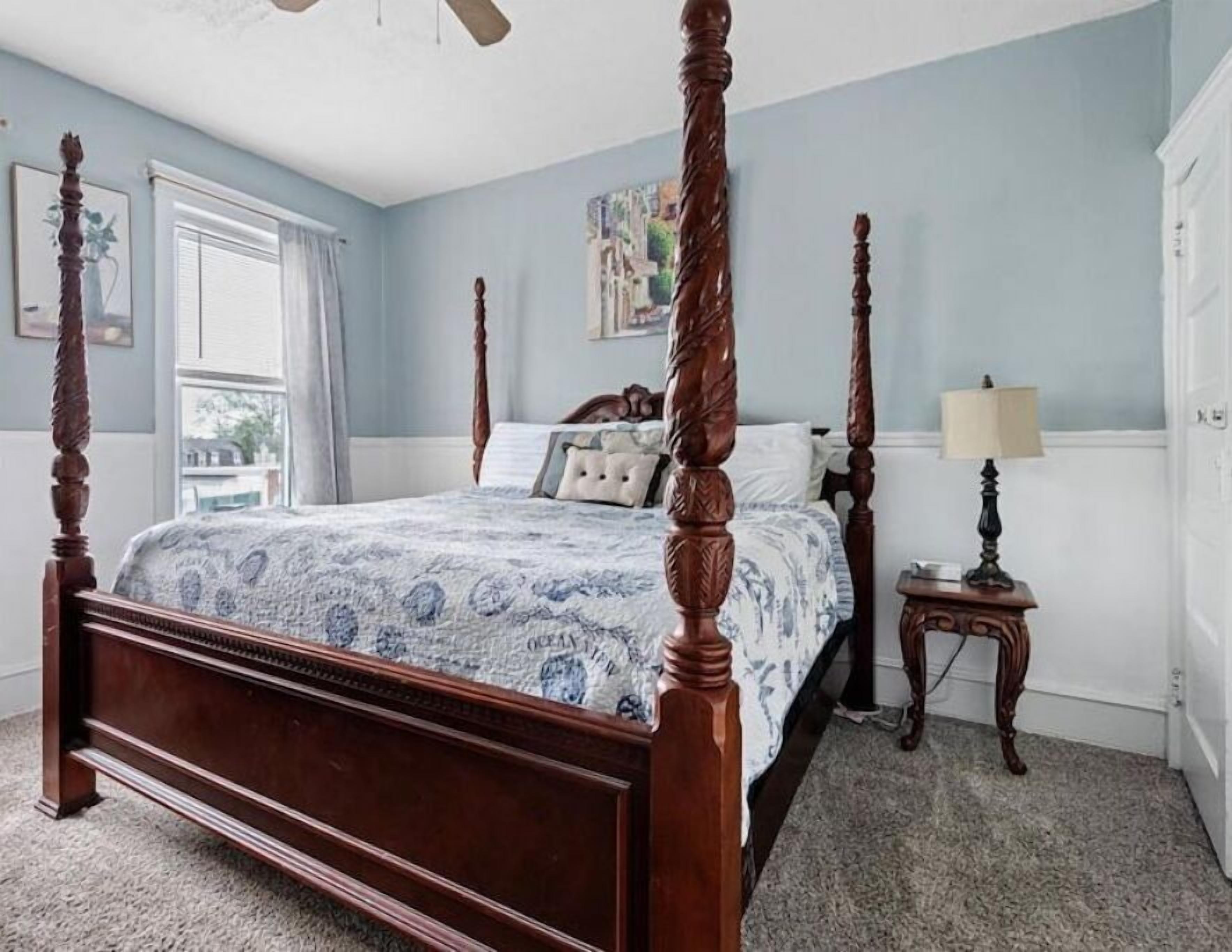 Sleeps 6, 3BR 1BA,1King+2 Queen beds, perfect for long stays in a great location