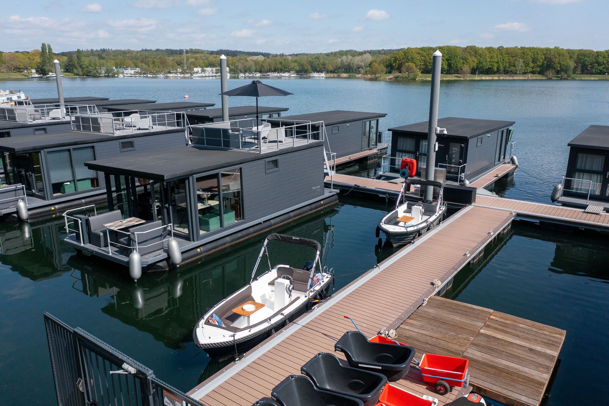 Luxury houseboat with roof terrace and beautiful view over the Mookerplas