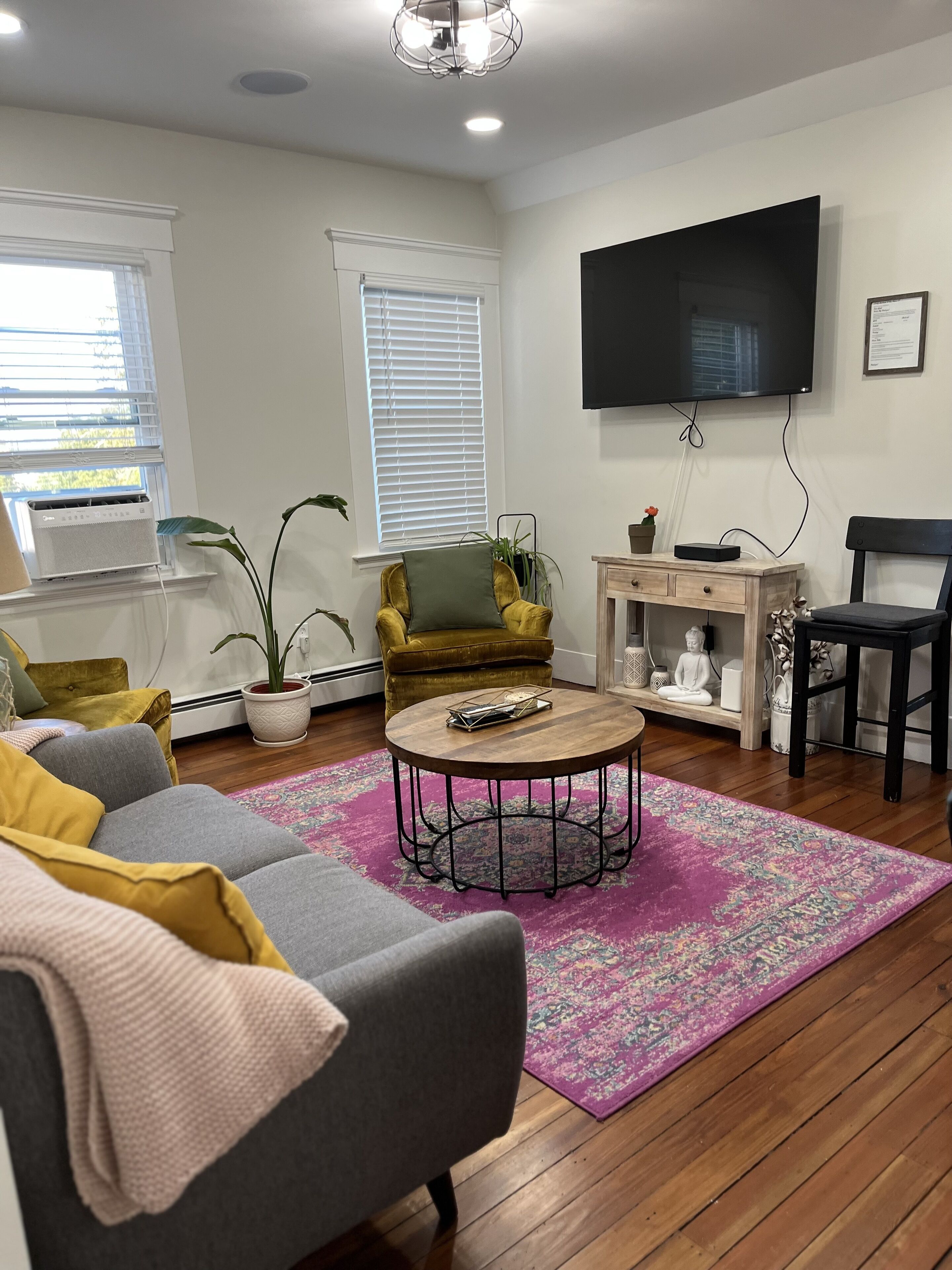 Lovely 2 bedroom apt in New Haven with water views. 
10 minutes from downtown NH