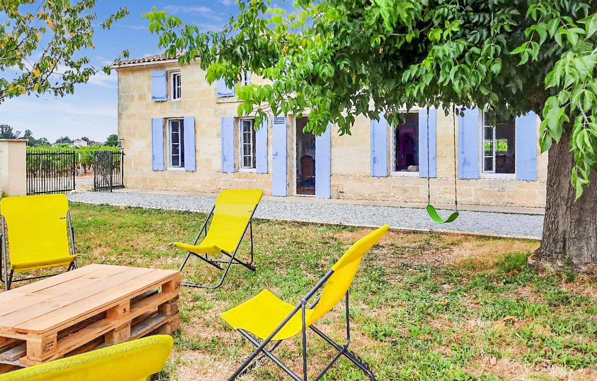 Beautiful vacation home in white Bordelais stone in the heart of the vineyards of Saint Emilion.