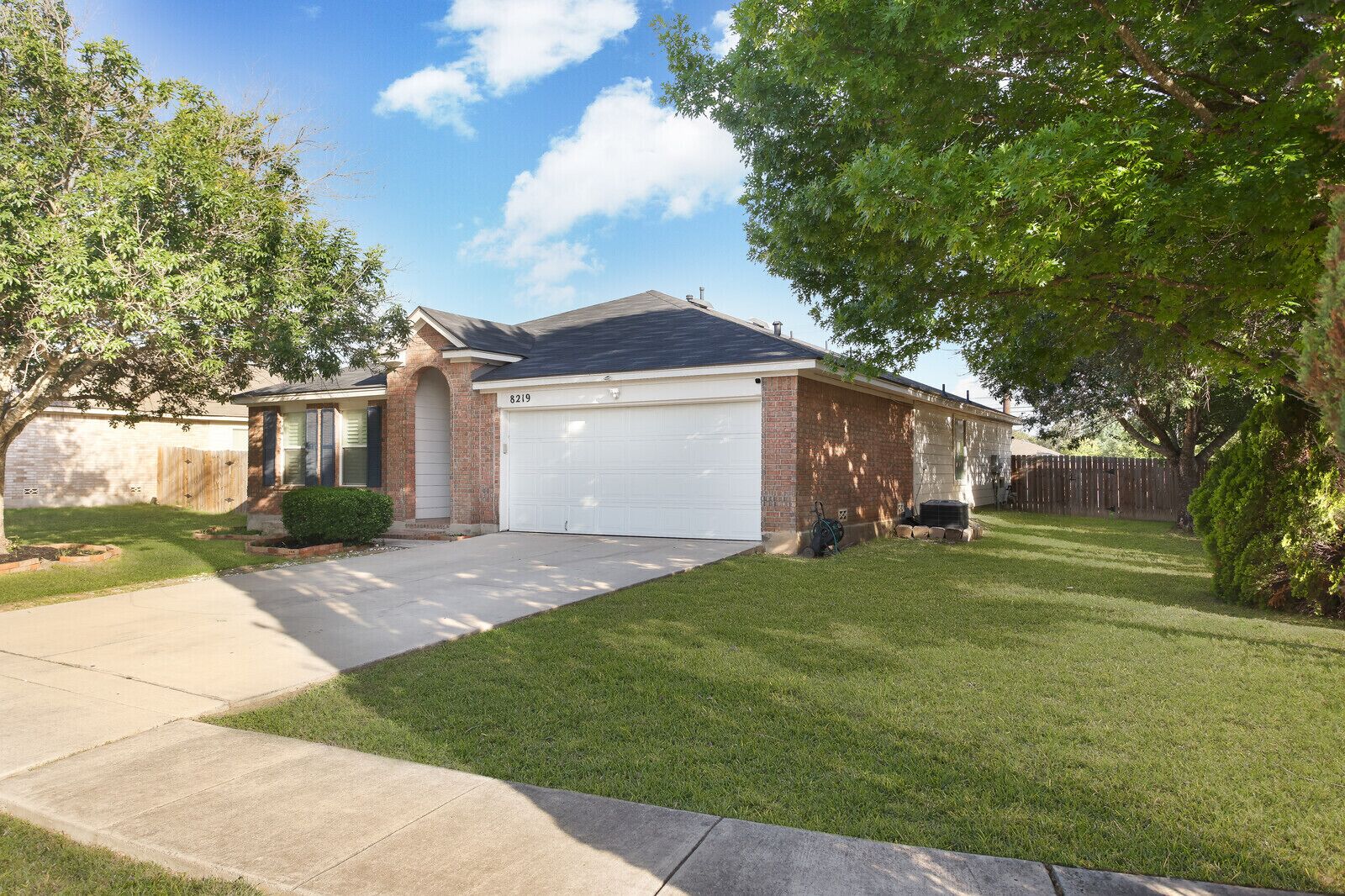 Single floor open layout 3/2 SFH w/in 30 mins of New Braunfels & SA Pet friendly