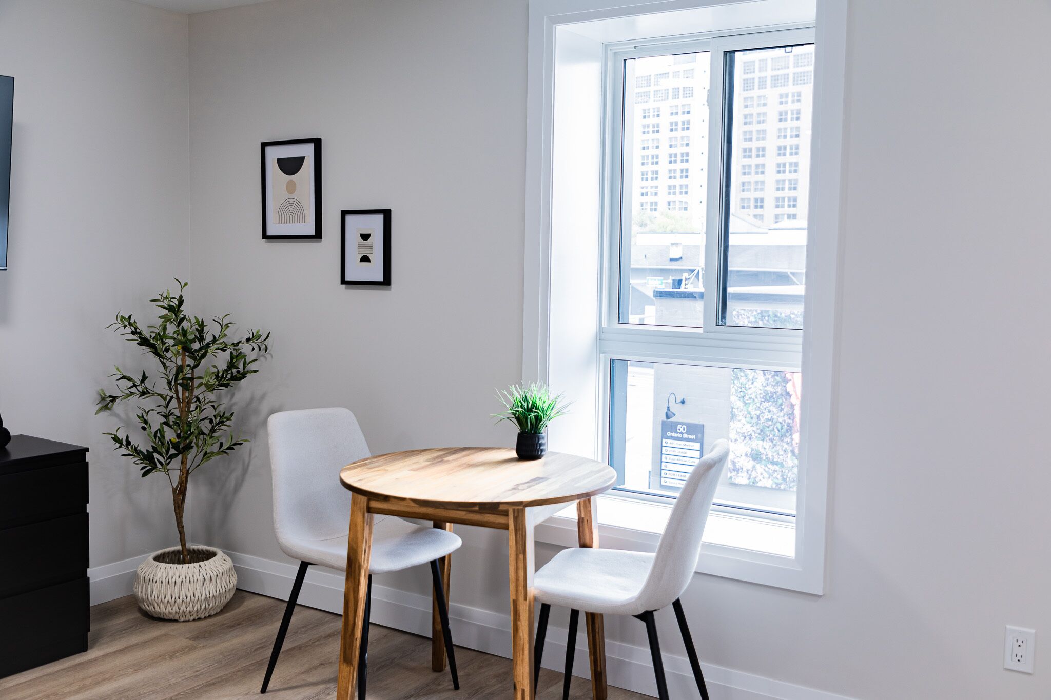 Trendy 1 queen bed studio Prime Downtown location!