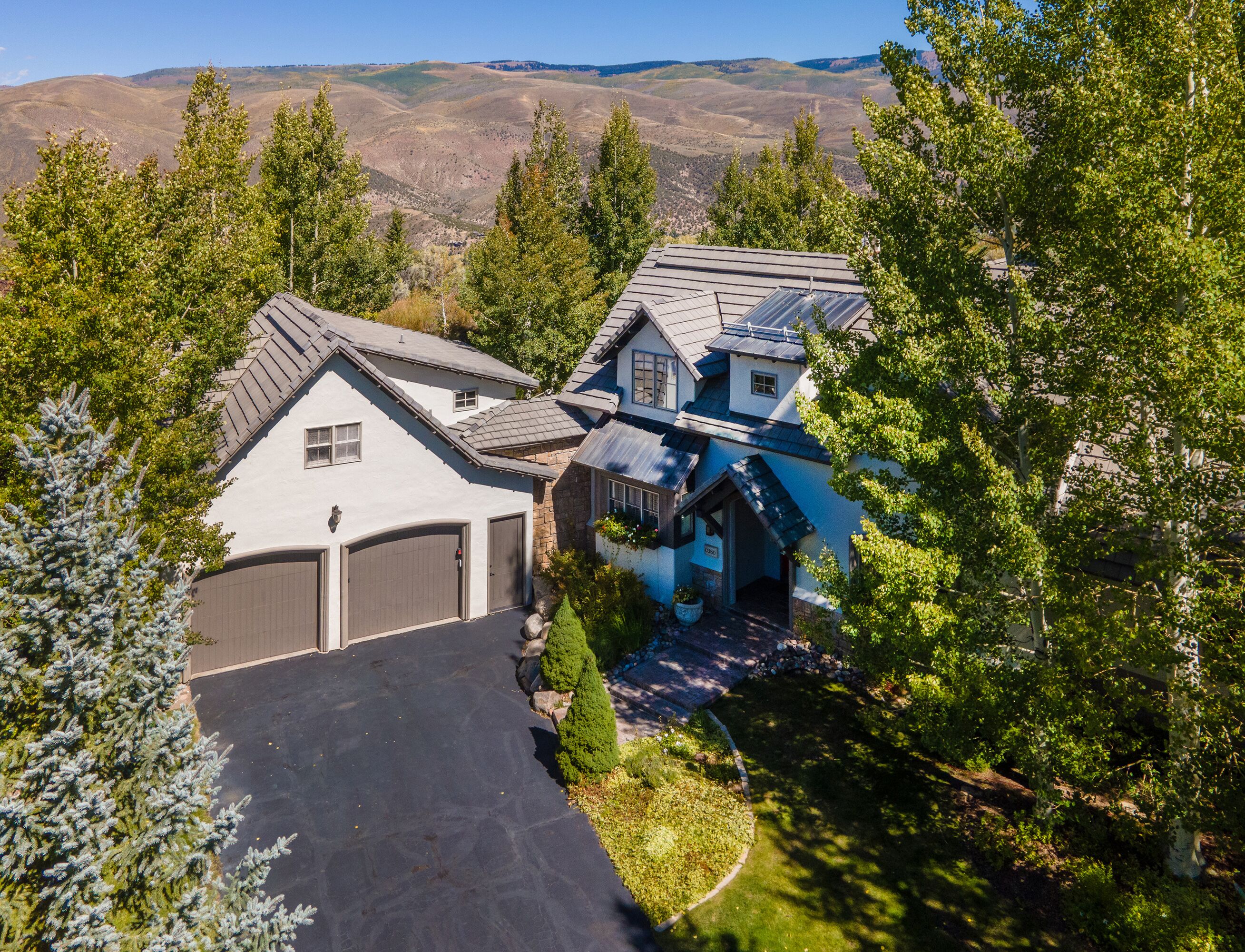 New Luxury Listing! Gourmet Kitchen / Hot Tub / Patio / Fireplace/10 Nt Min