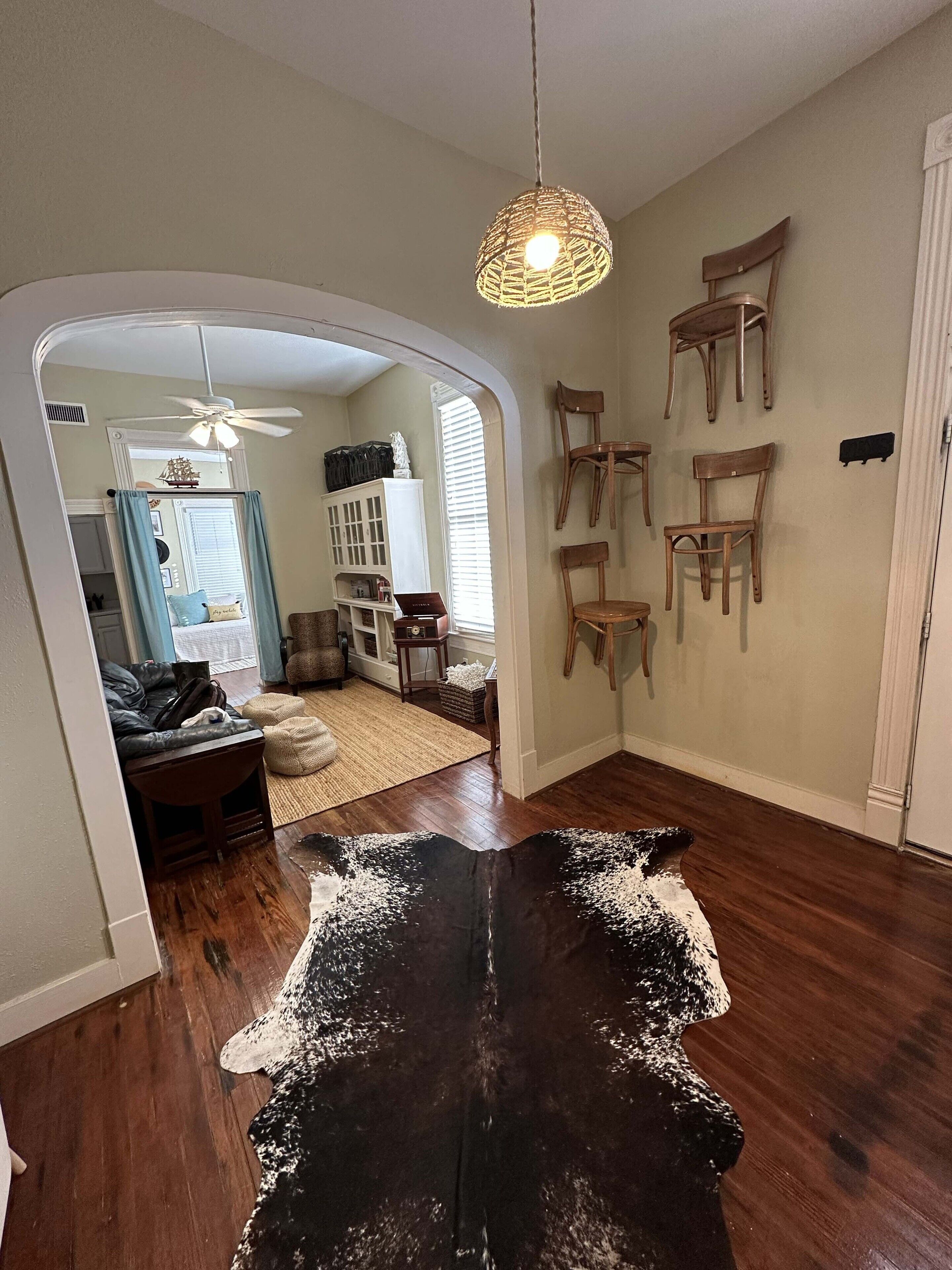 Coastal Cowboy Cottage. Heart of the Historic District. Walk to 3 restaurants.