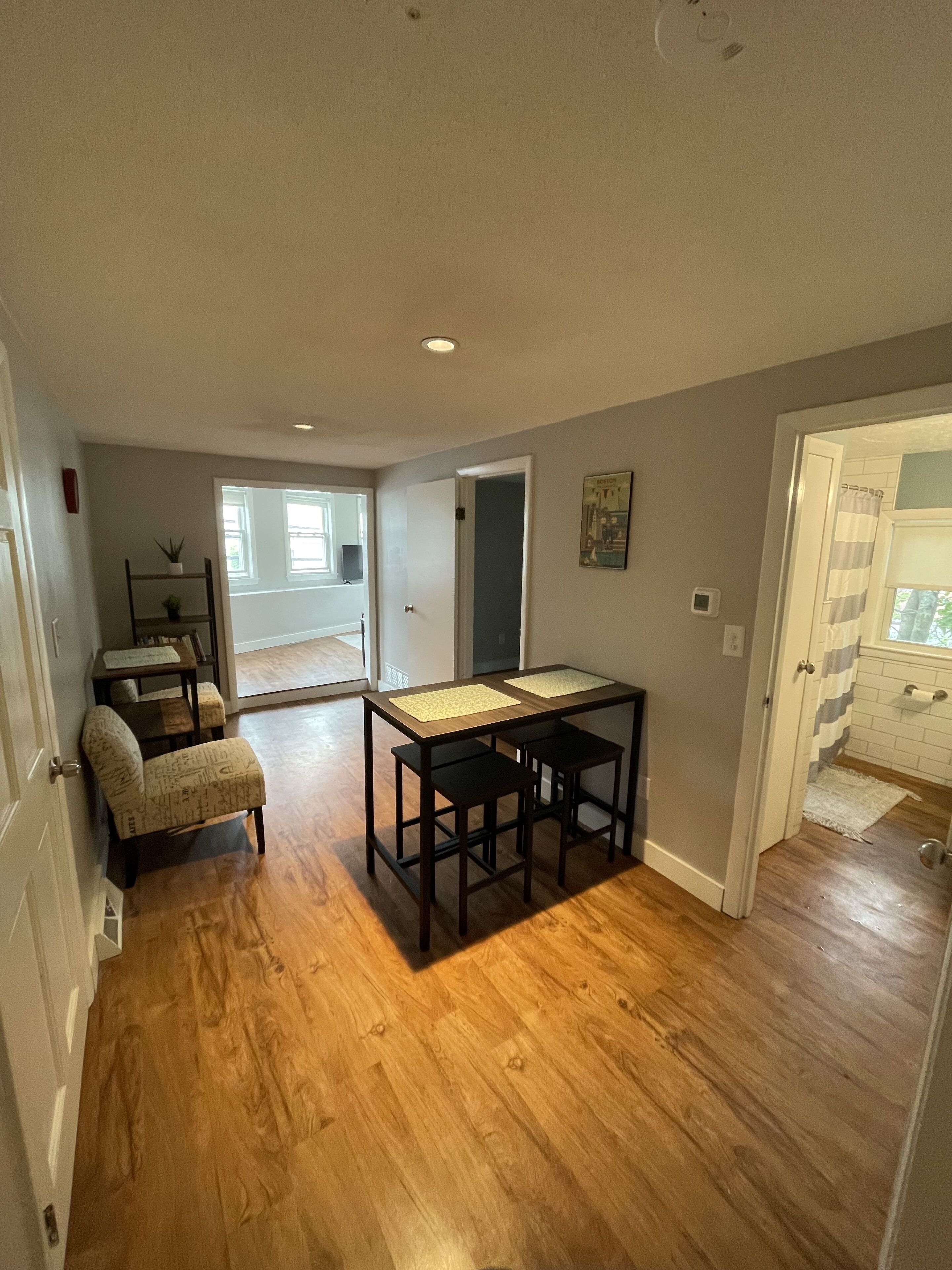 NEWLY RENOVATED 2 BEDROOM, CLOSE TO EVERYTHING