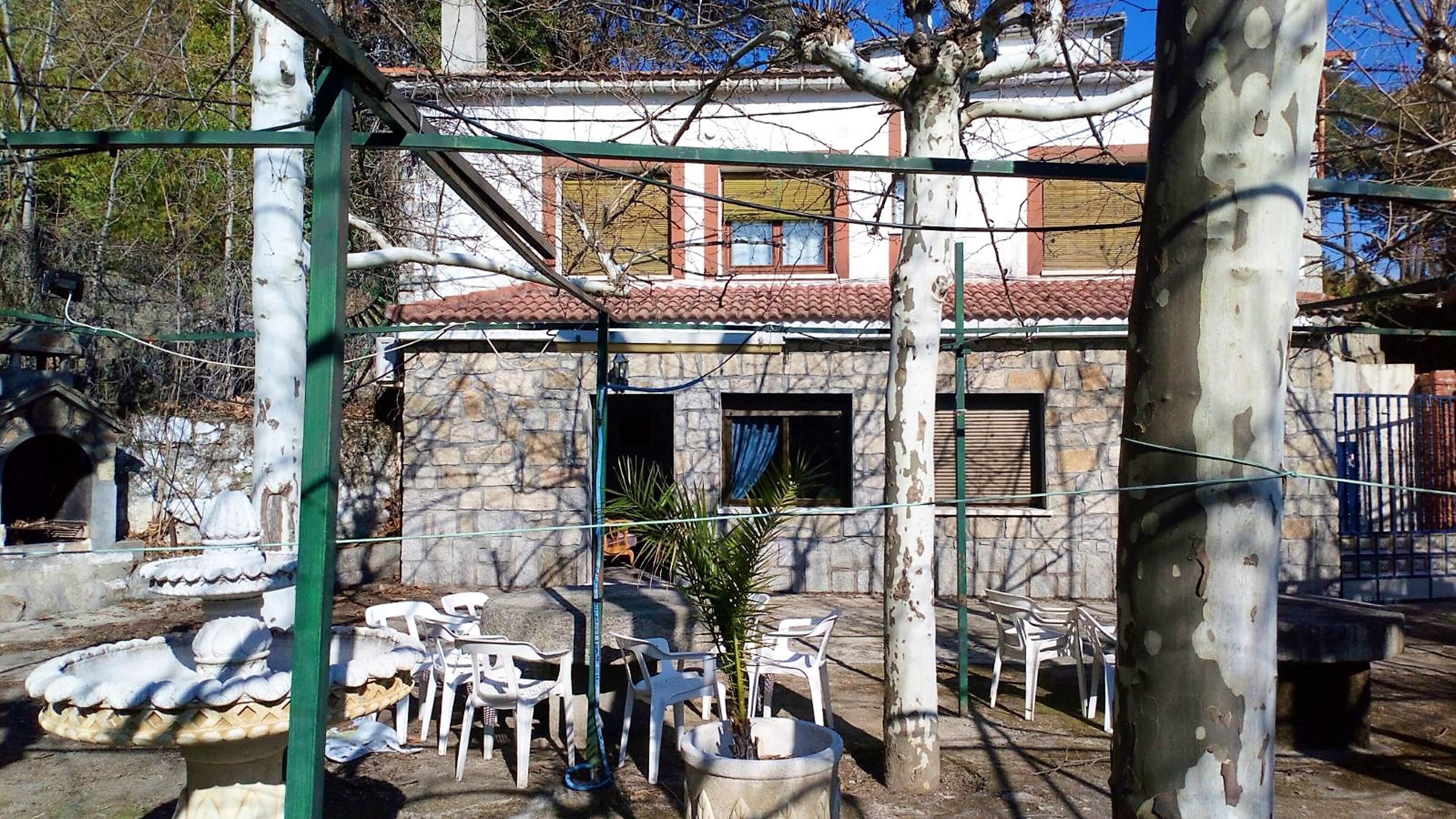 Homerez - House for 11 ppl. with shared pool and garden at Sotillo de la Adrada
