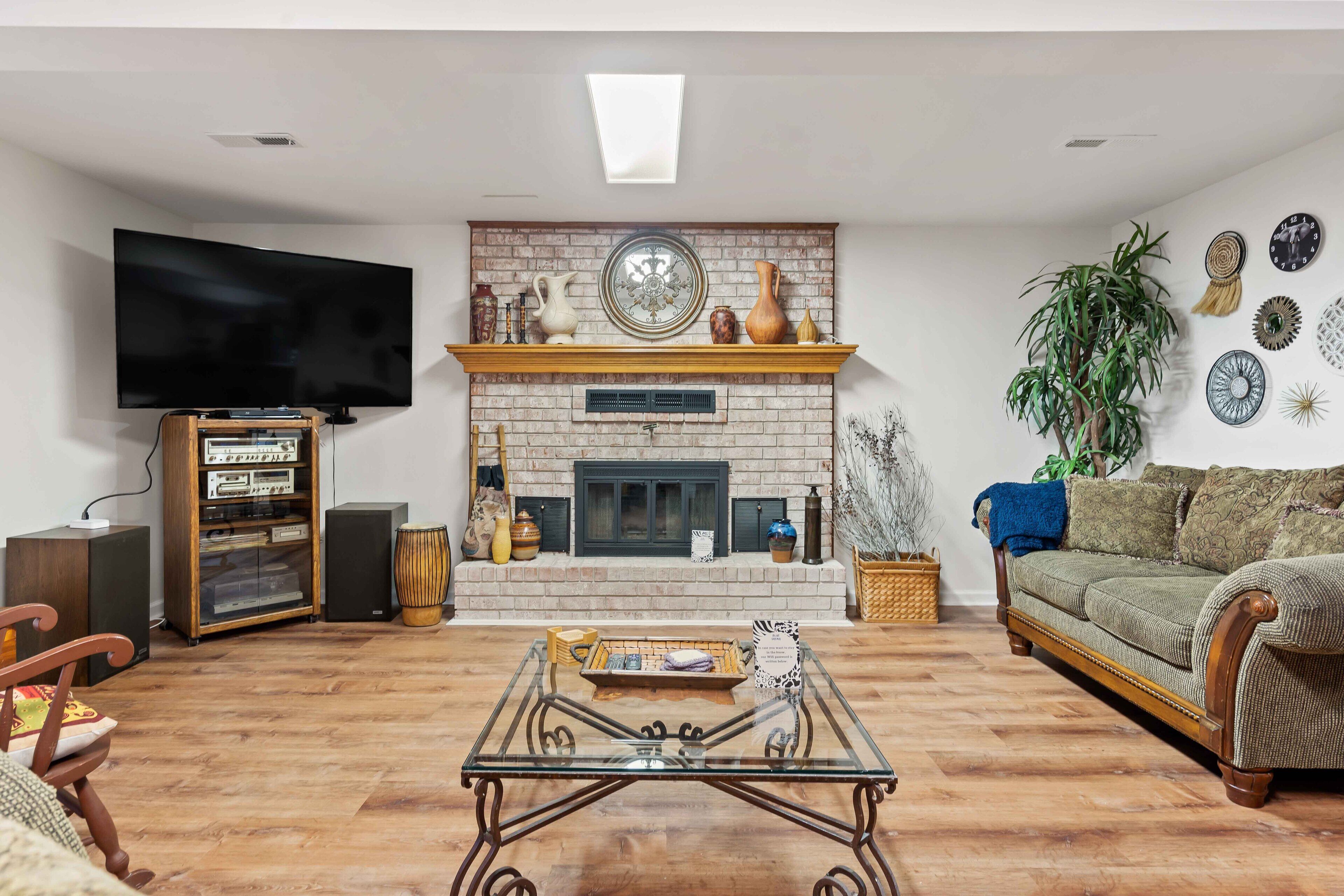 Cozy basement lodge in quiet neighborhood.  Close to stadiums, parks, etc. 