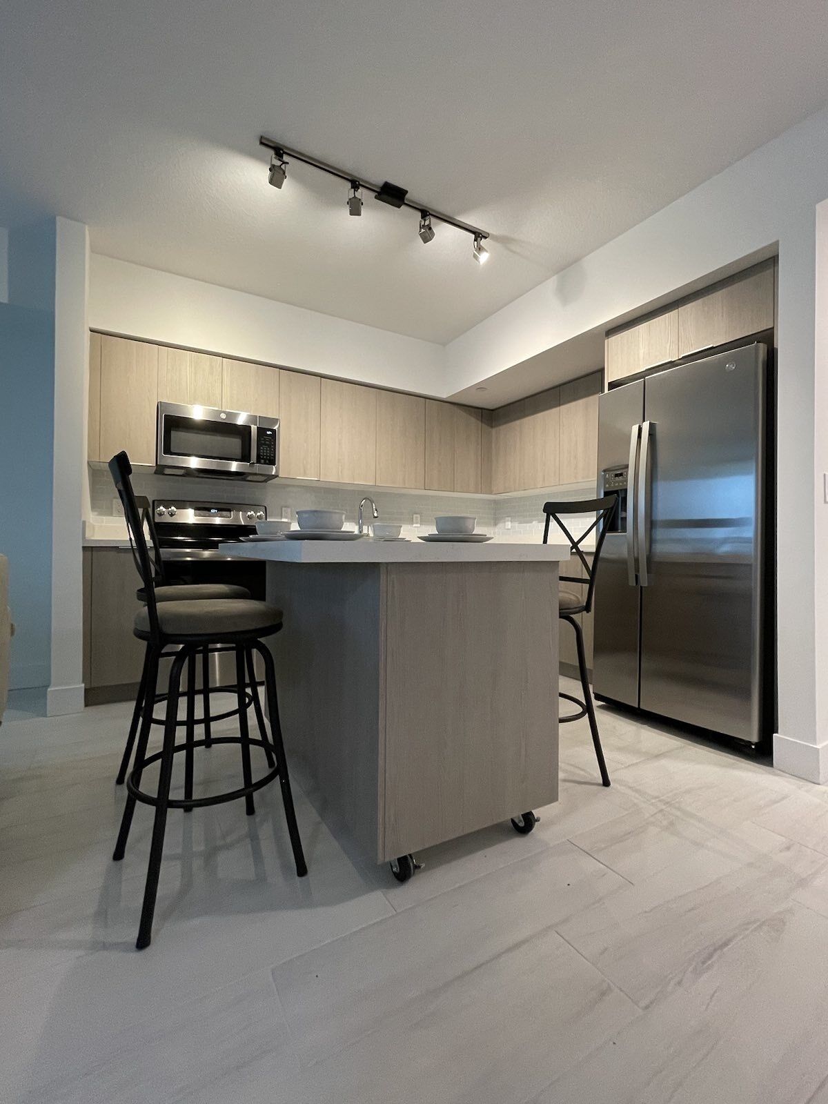 Luxurious condo right by the beach with a lot of amazing amenities 