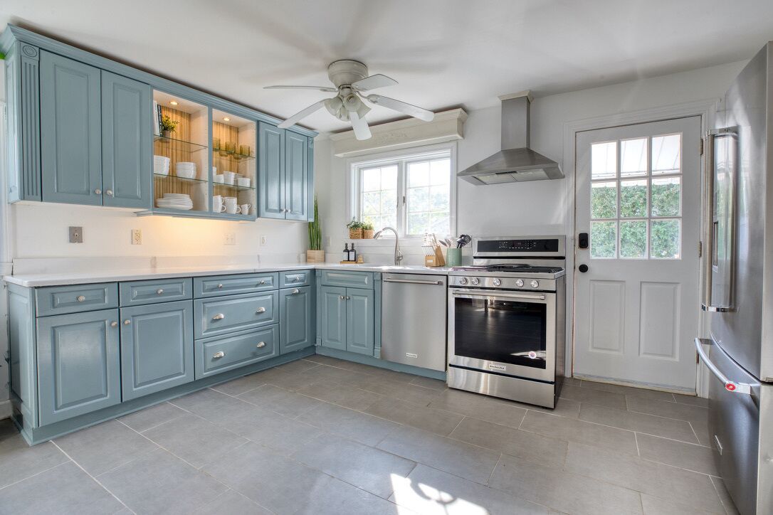 Walk to Beach & Lighthouse Park - Modern Cottage