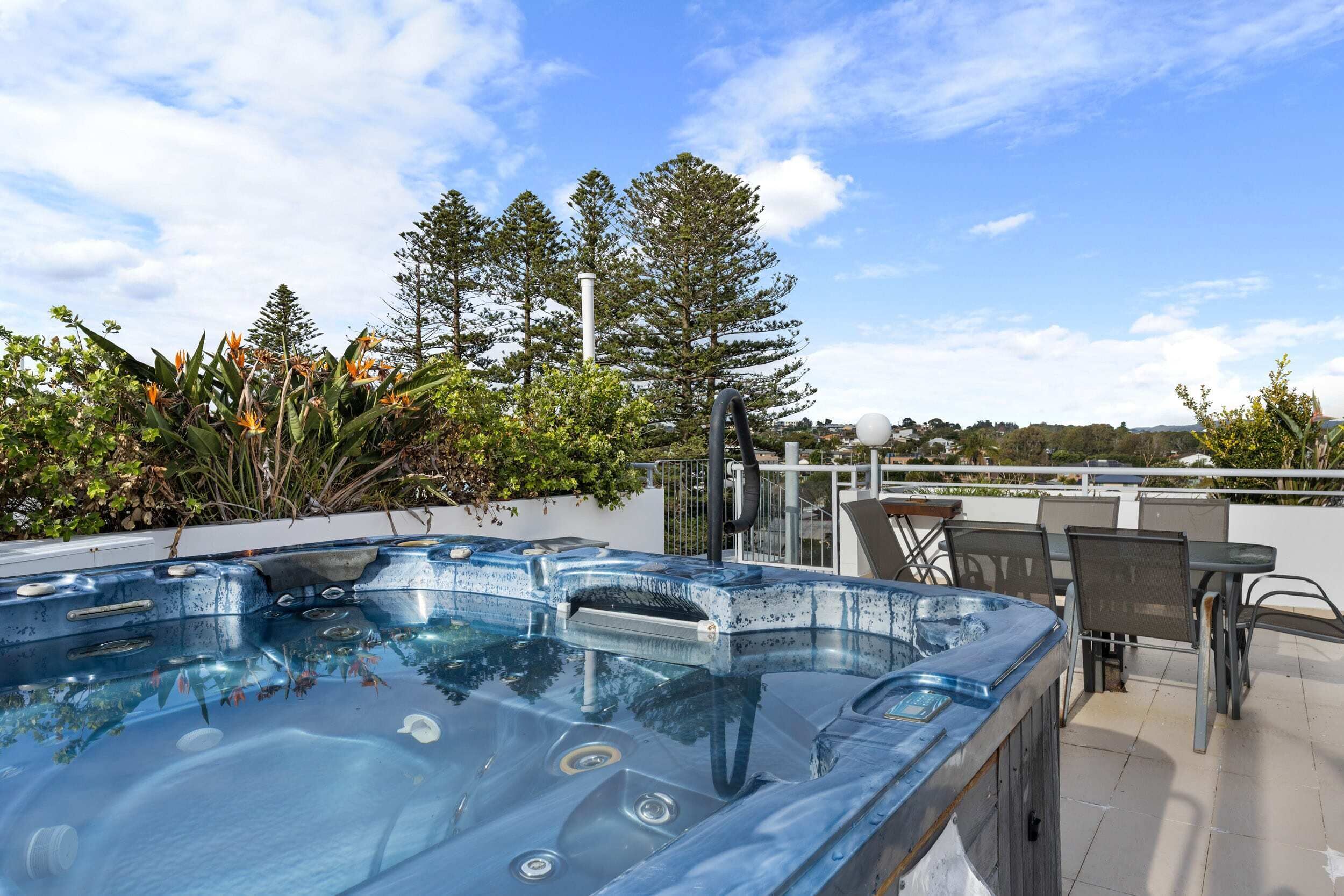 Ocean Breeze Penthouse - Rooftop Hot tub