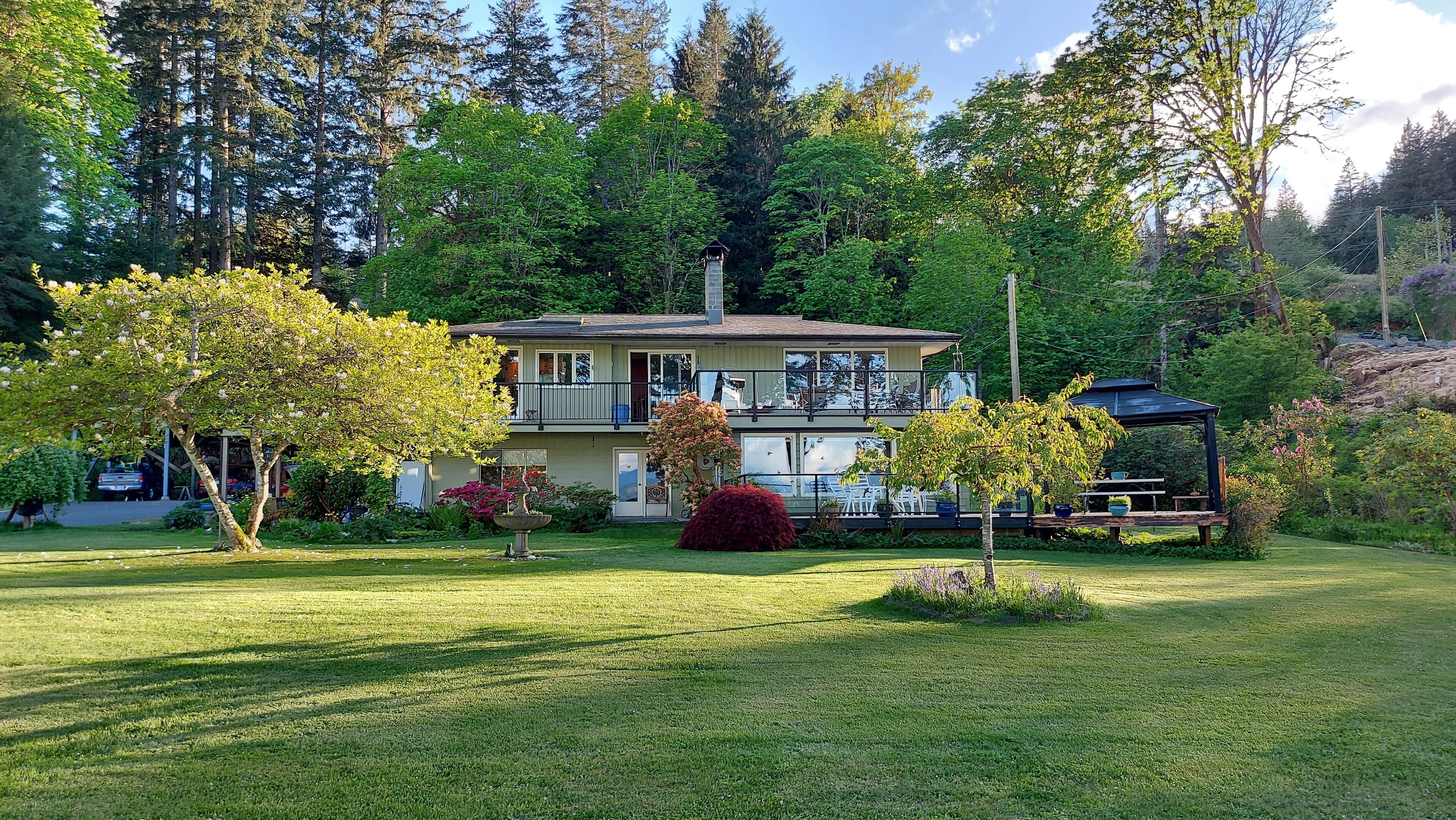 Perfect winter getaway. Spectacular mountain and ocean view. Steps to the beach.