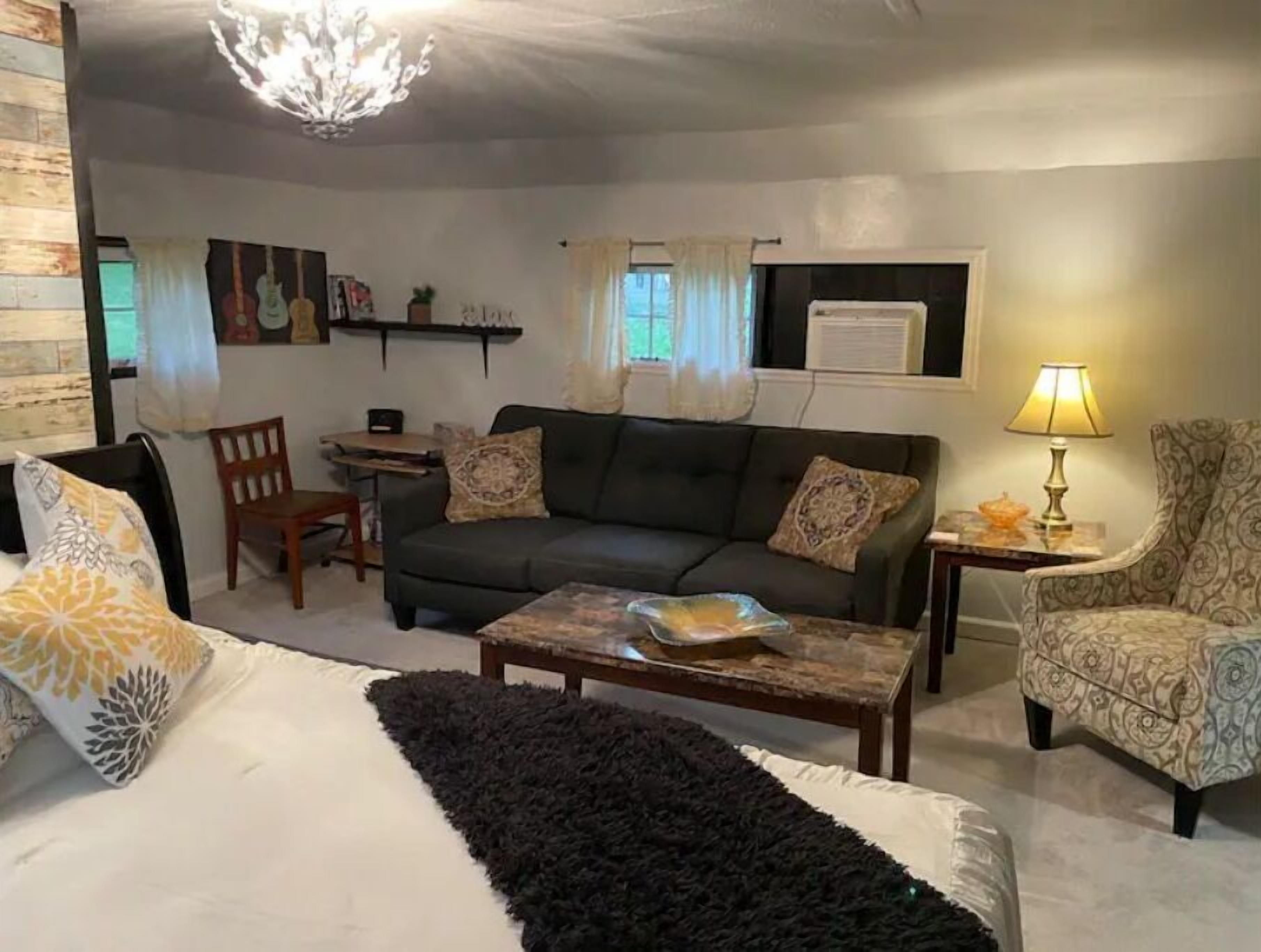 Charming Country Cottage minutes from amenities