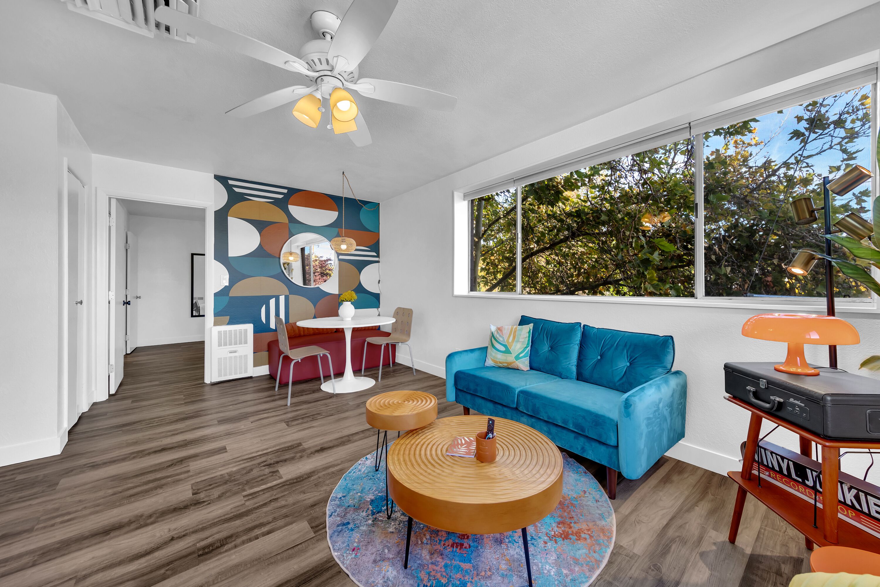 Funky Midtown Apartment. Walk to everything. Fast Wifi