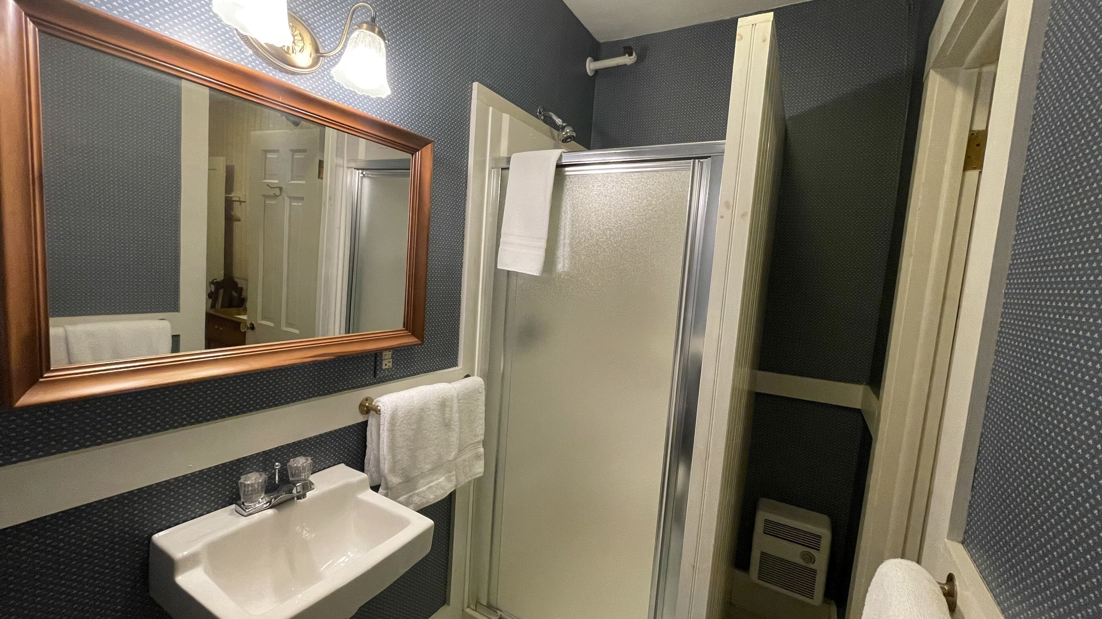 Deerfield Valley Inn - Budget Club Room 3