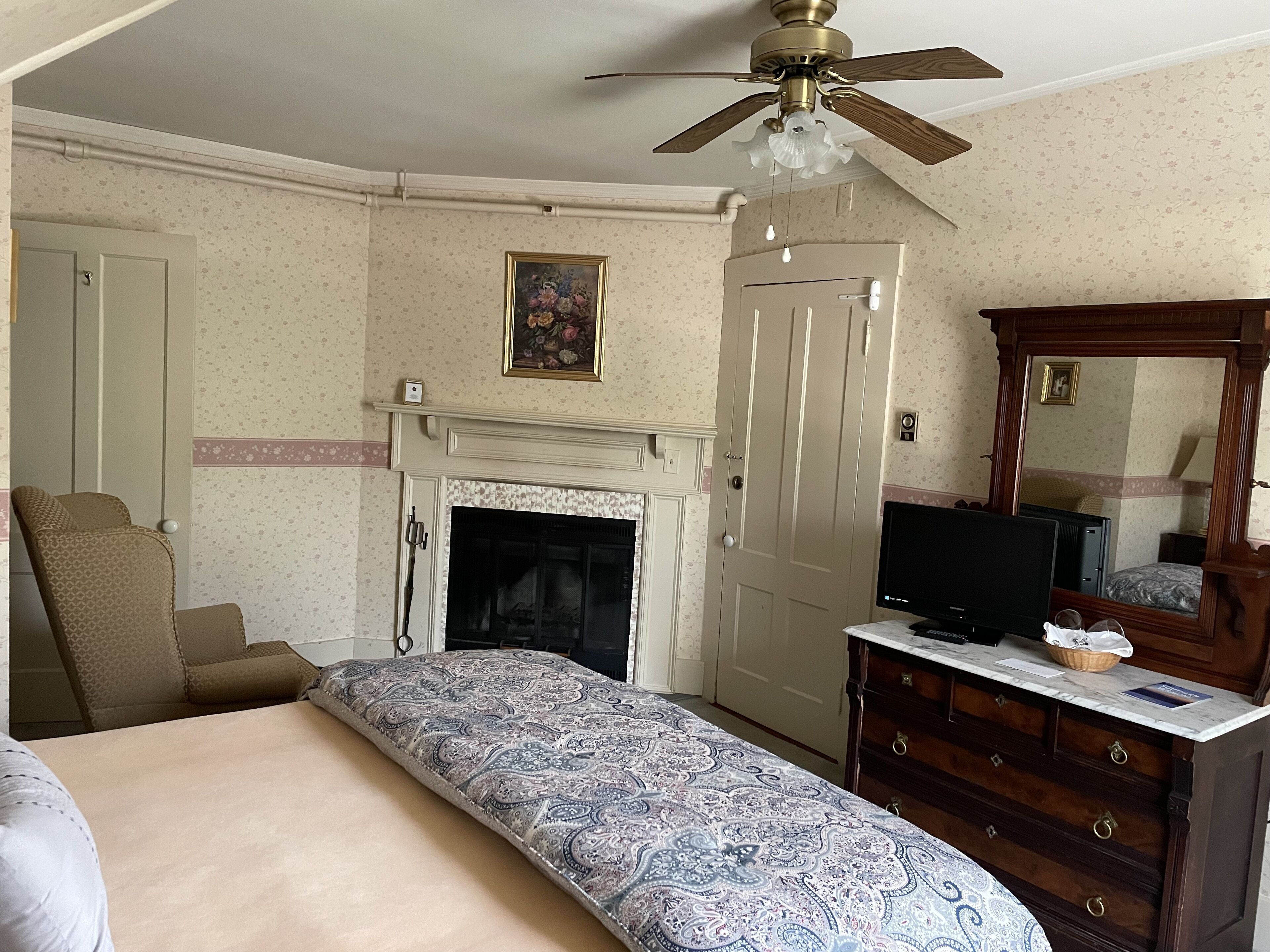 Deerfield Valley Inn - Deluxe Room with Fireplace Room 4