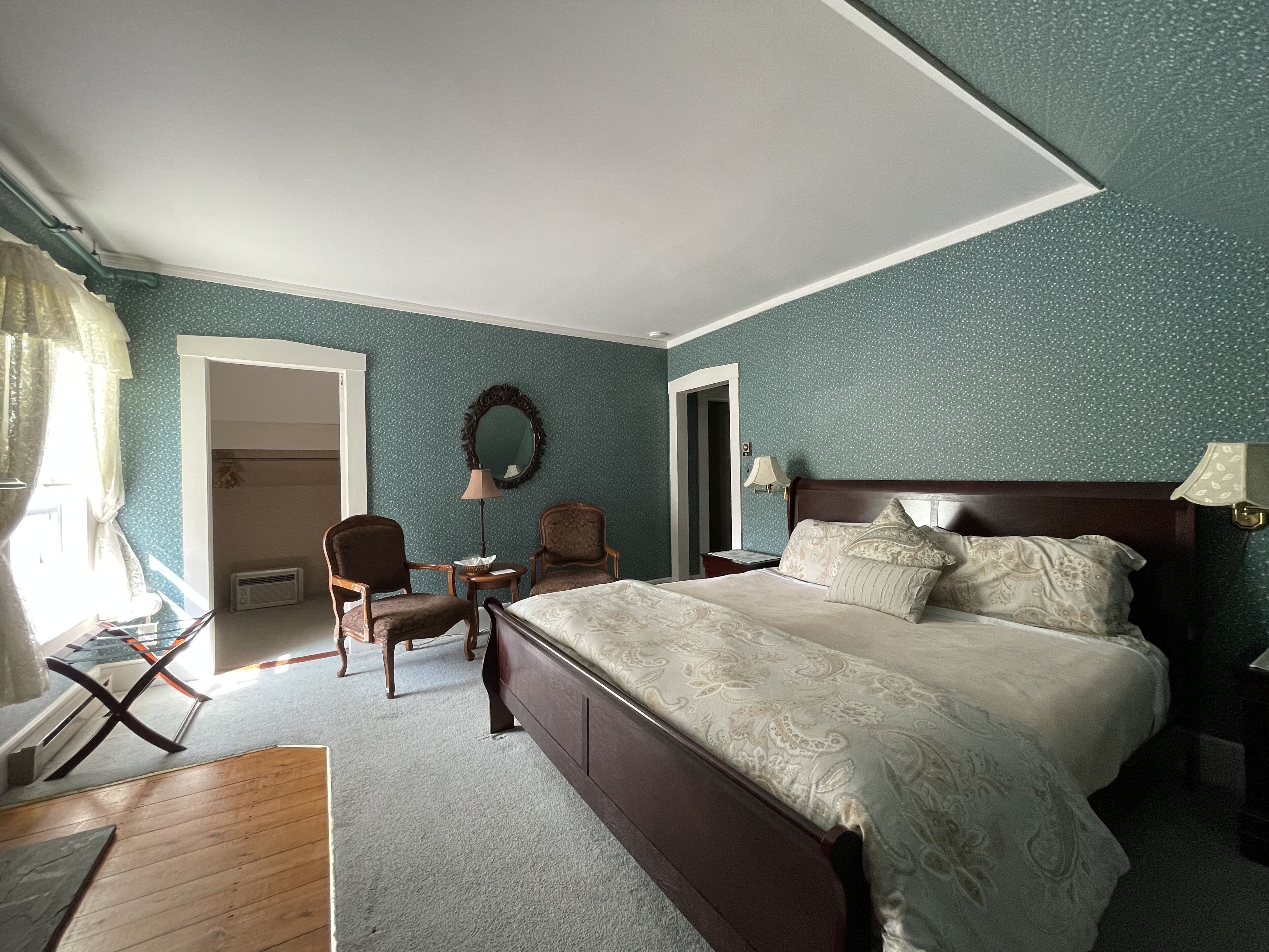 Deerfield Valley Inn - Deluxe Room with Fireplace Room 5