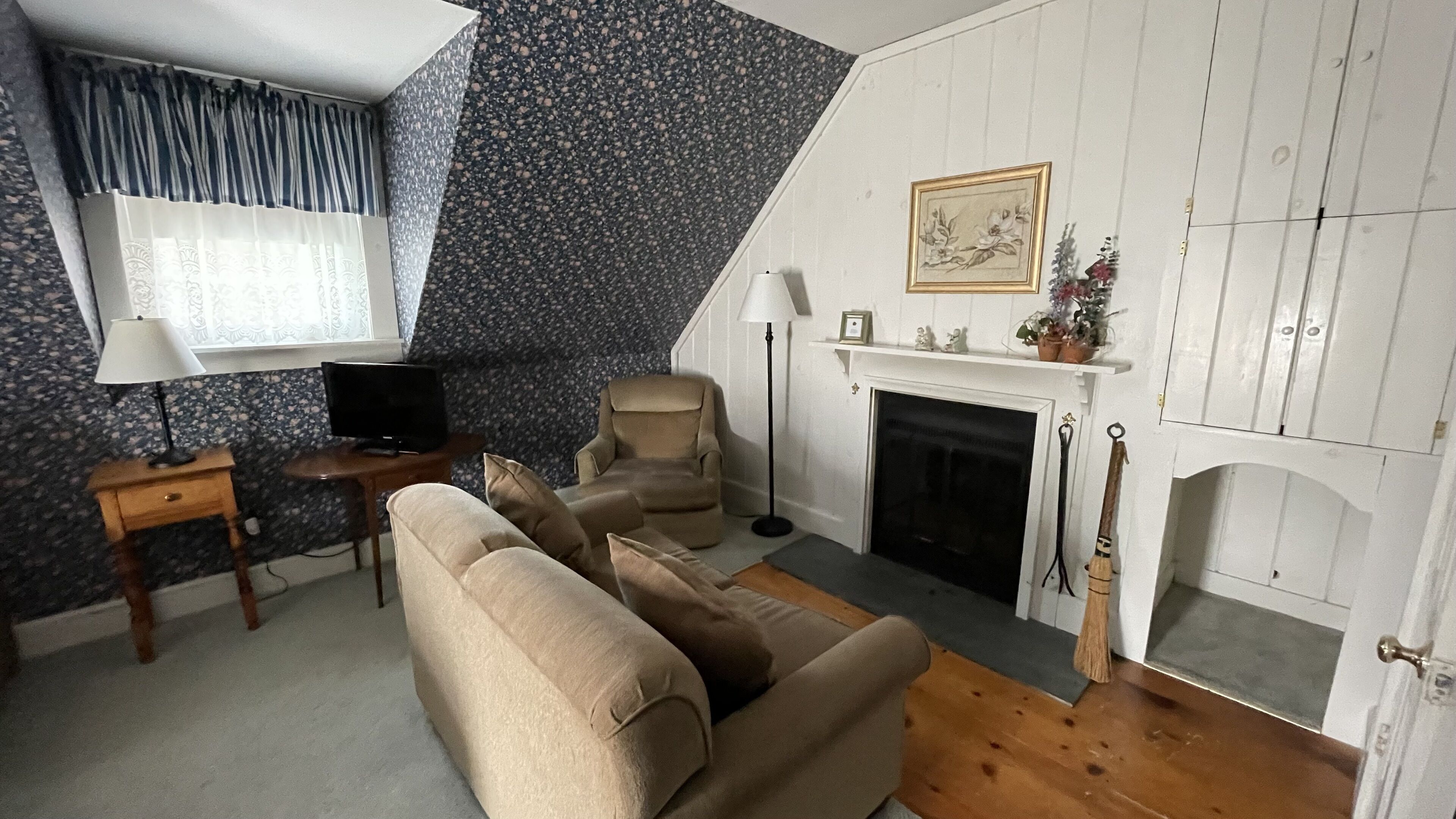 Deerfield Valley Inn - Deluxe Room with Fireplace Room 8