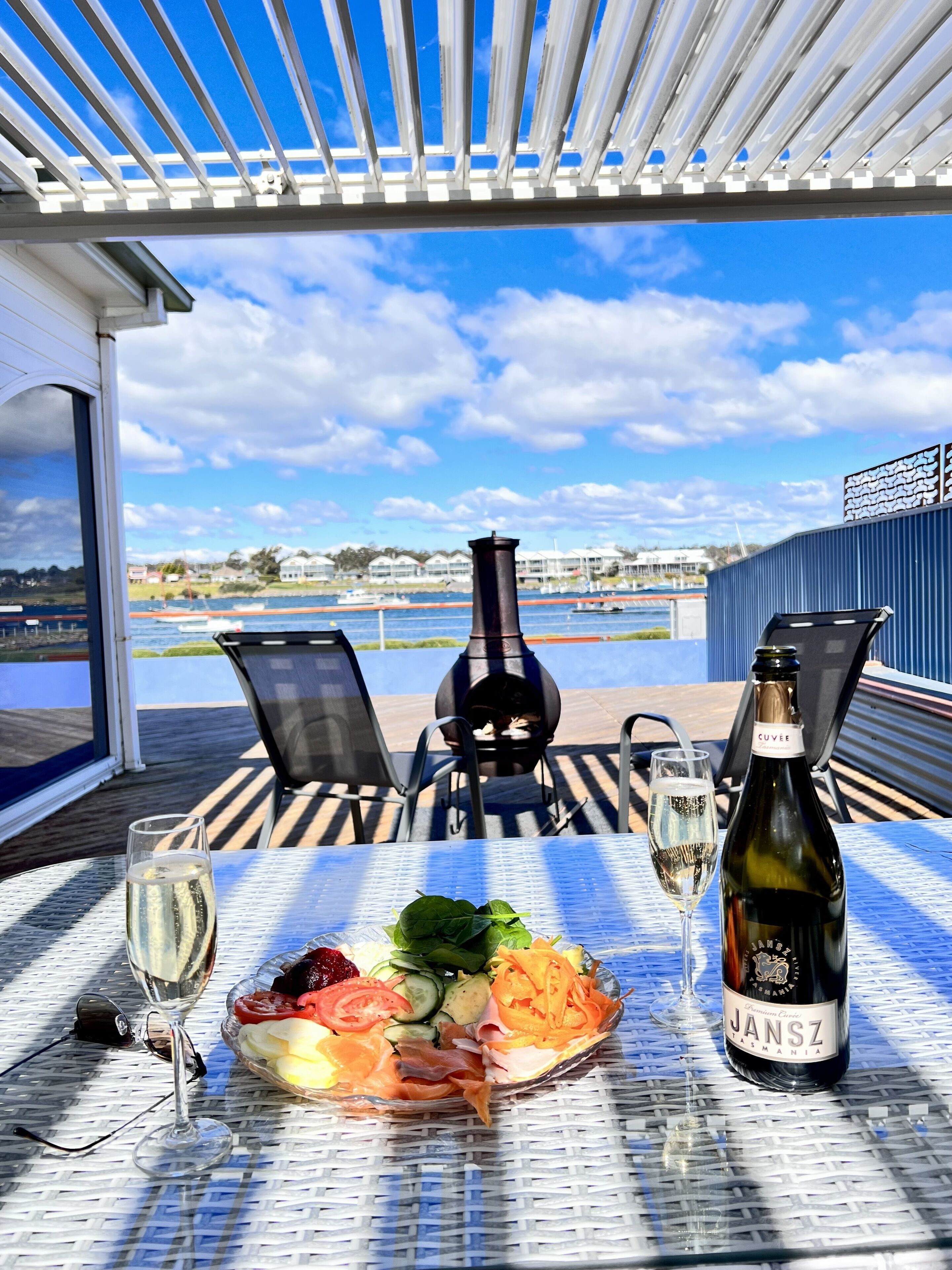 Waterfront Lux Studio RM / Ensuite/BBQ/Fire Pot/ Stunning Views/Secure Parking