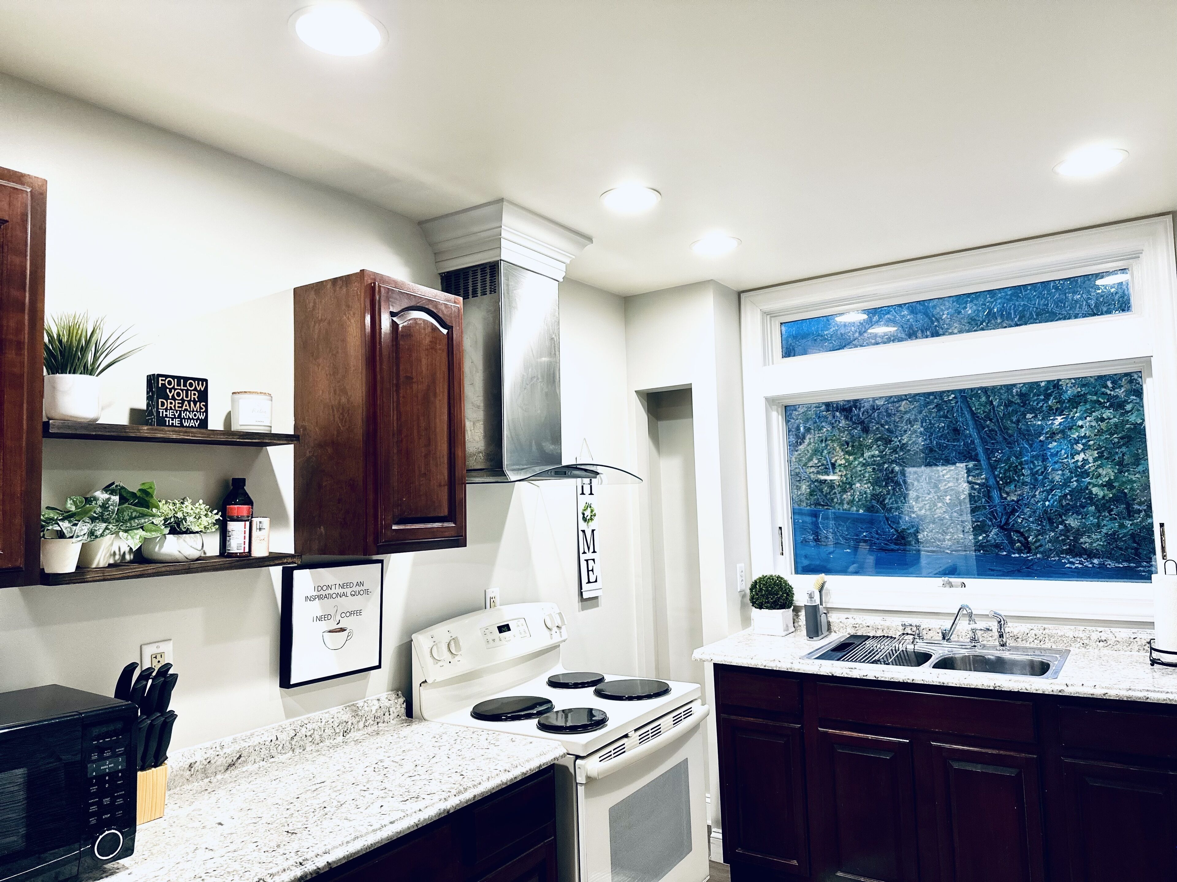 Charming Mountain View Retreat. Cozy place within walking distance to downtown. 