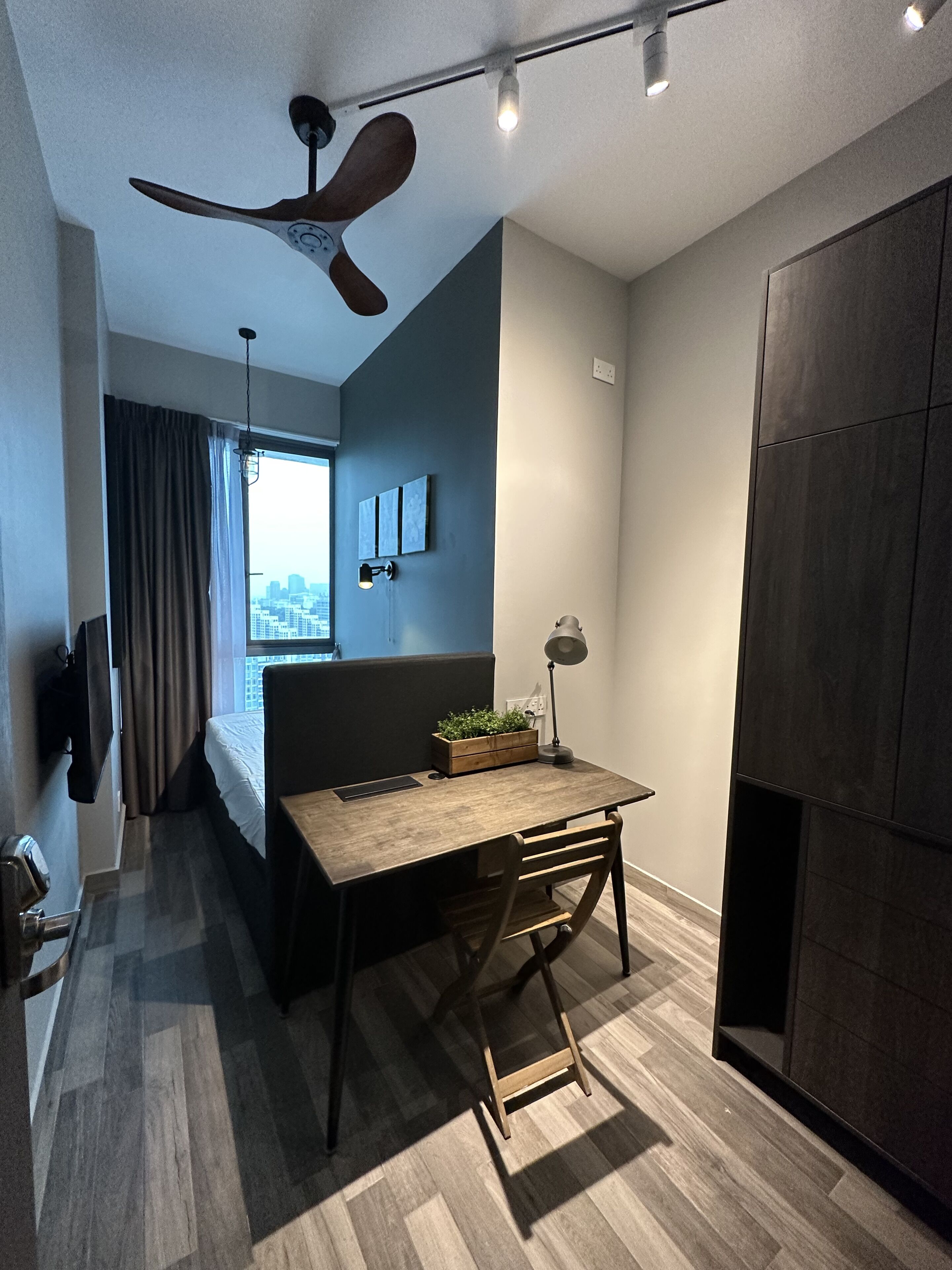 Cozy Room in a Luxury Class Service Condo in the Heart of the famed iconic city!