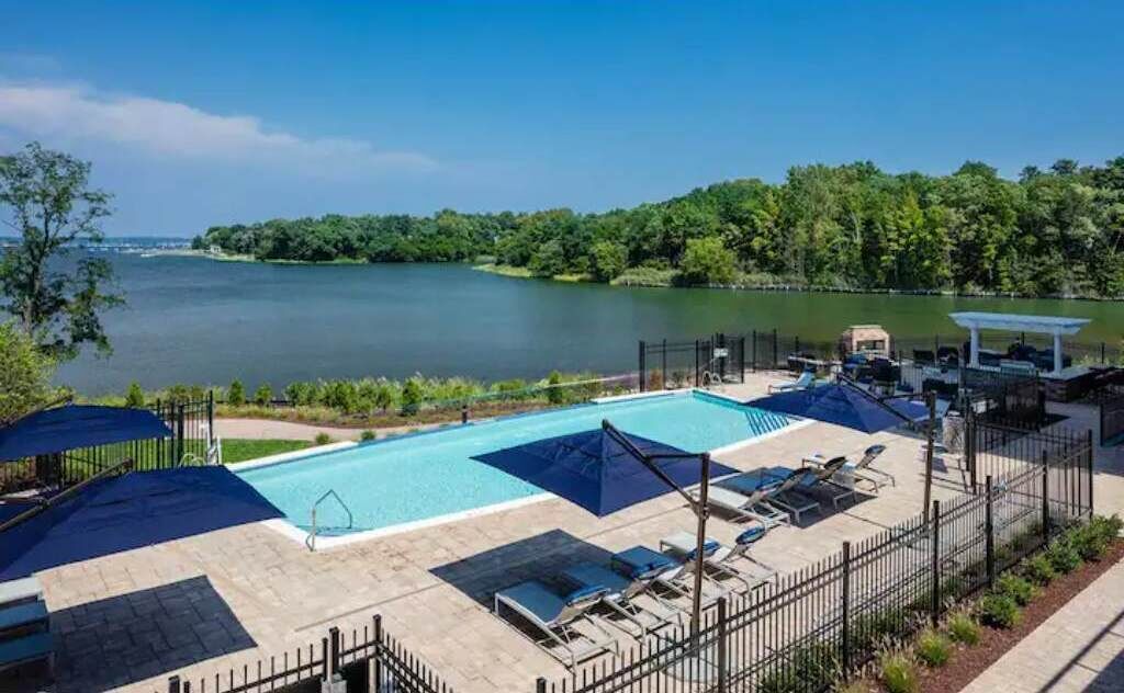 Pet-Friendly, Luxury Full-Amenities Apartment in Great Neck