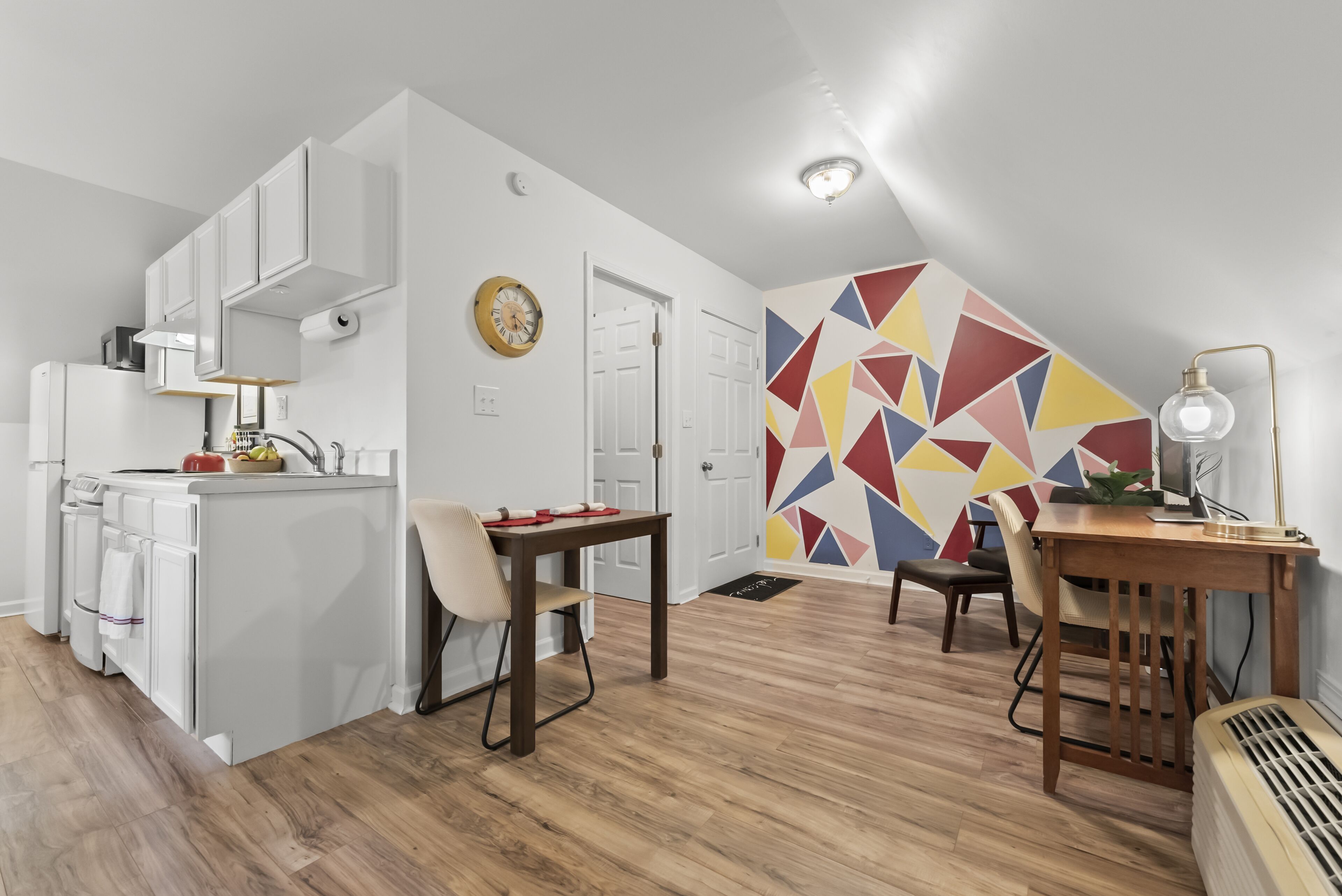 Guest House Studio + Bonus Space - 30Days+ Ok! King Bed, Fast Wi-fi, Quiet Area!