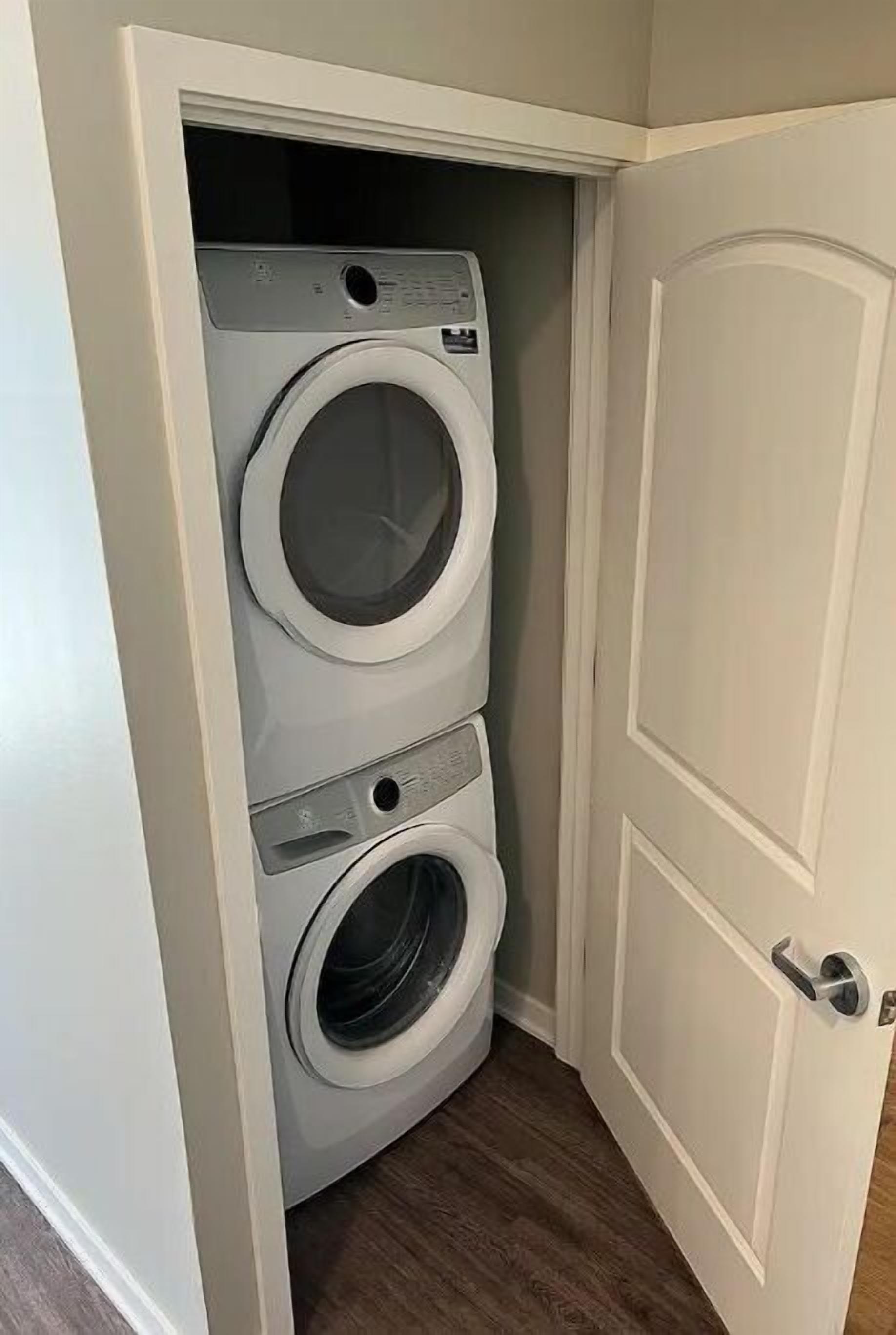 Modern Furnished 1 BD / 1 BA