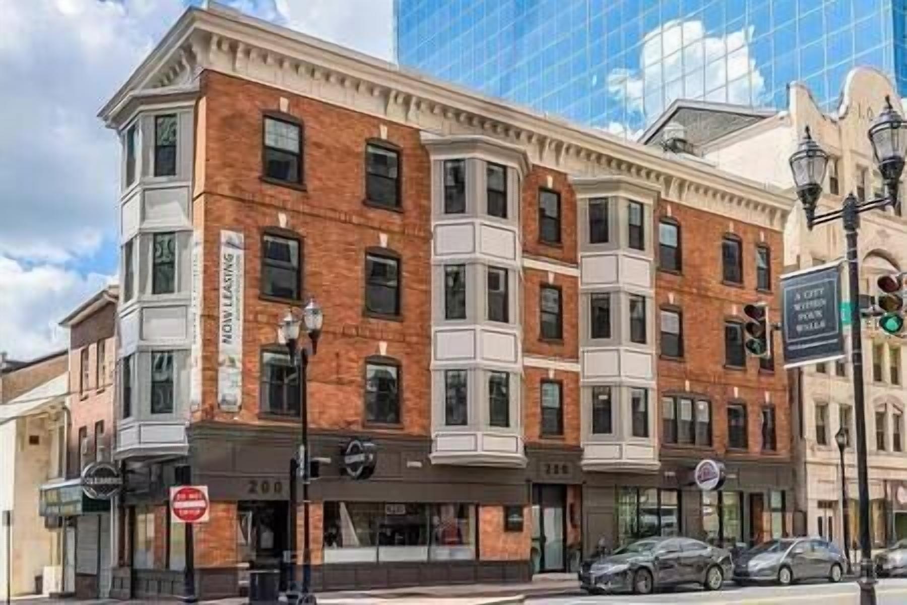 Luxury Condo + Free Garage Parking